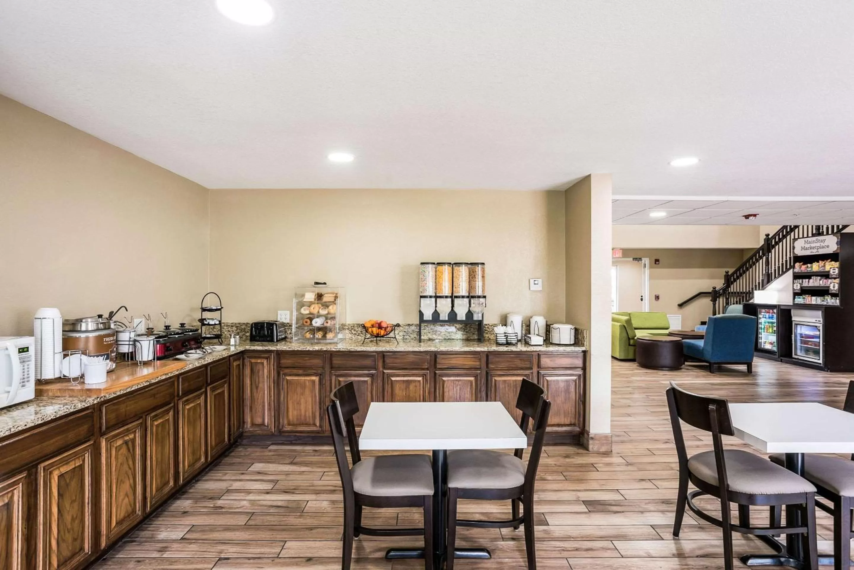 Restaurant/places to eat in MainStay Suites Cedar Rapids North - Marion