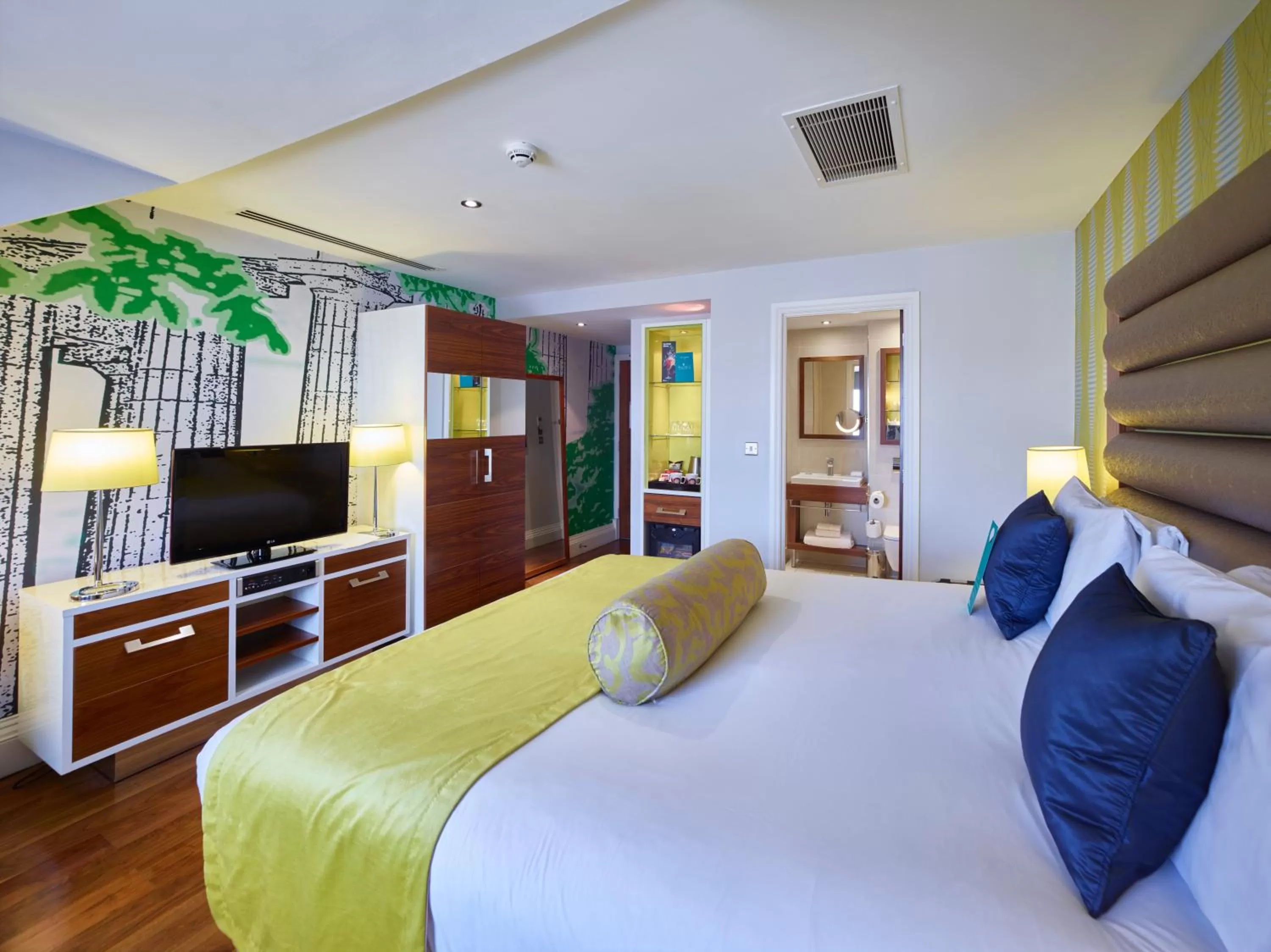 Photo of the whole room, Bed in Hotel Indigo Edinburgh by IHG