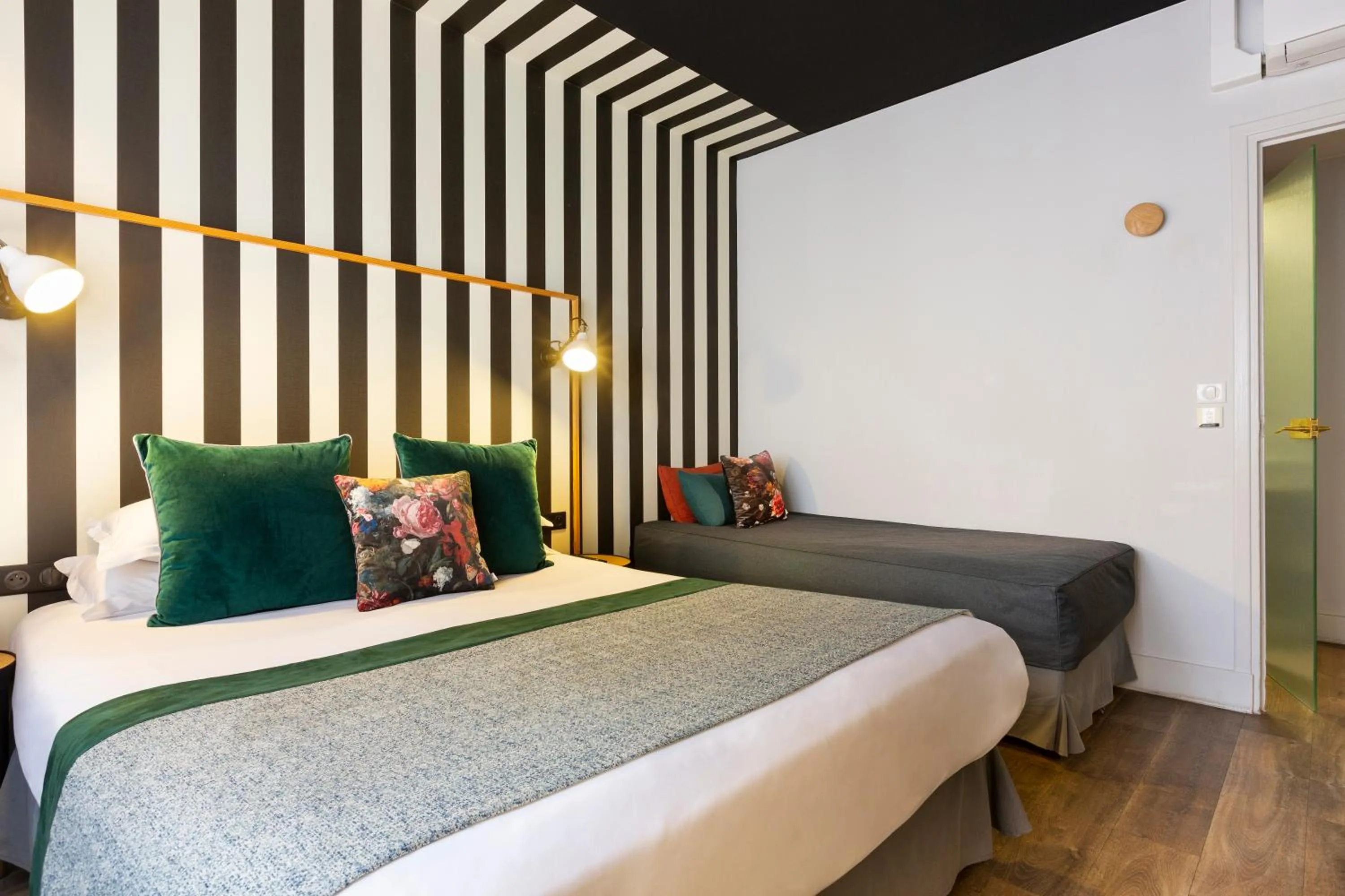 Bedroom, Bed in Hôtel Edmond W Lyon Part-Dieu