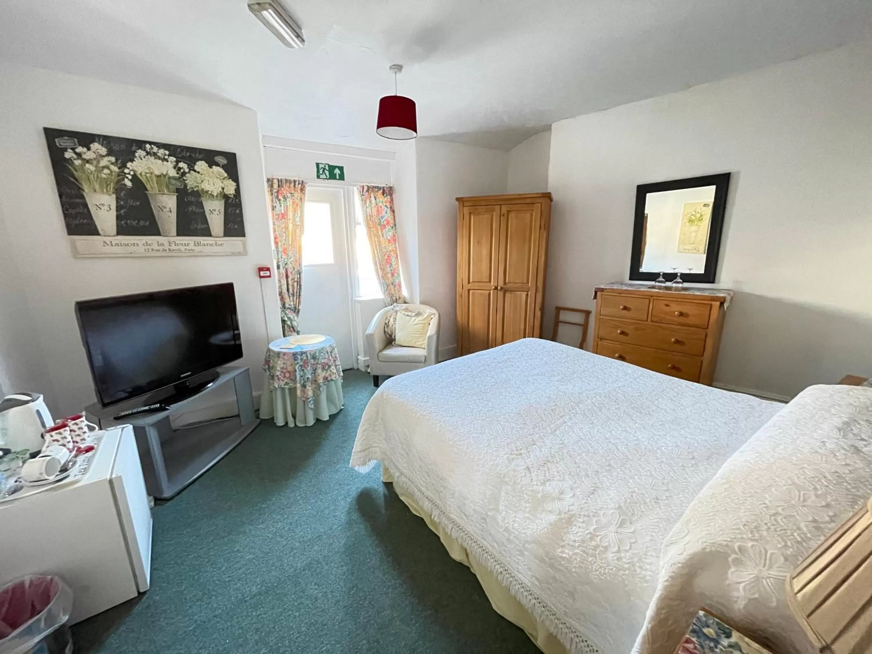 Bedroom, Bed in White Court Llandudno