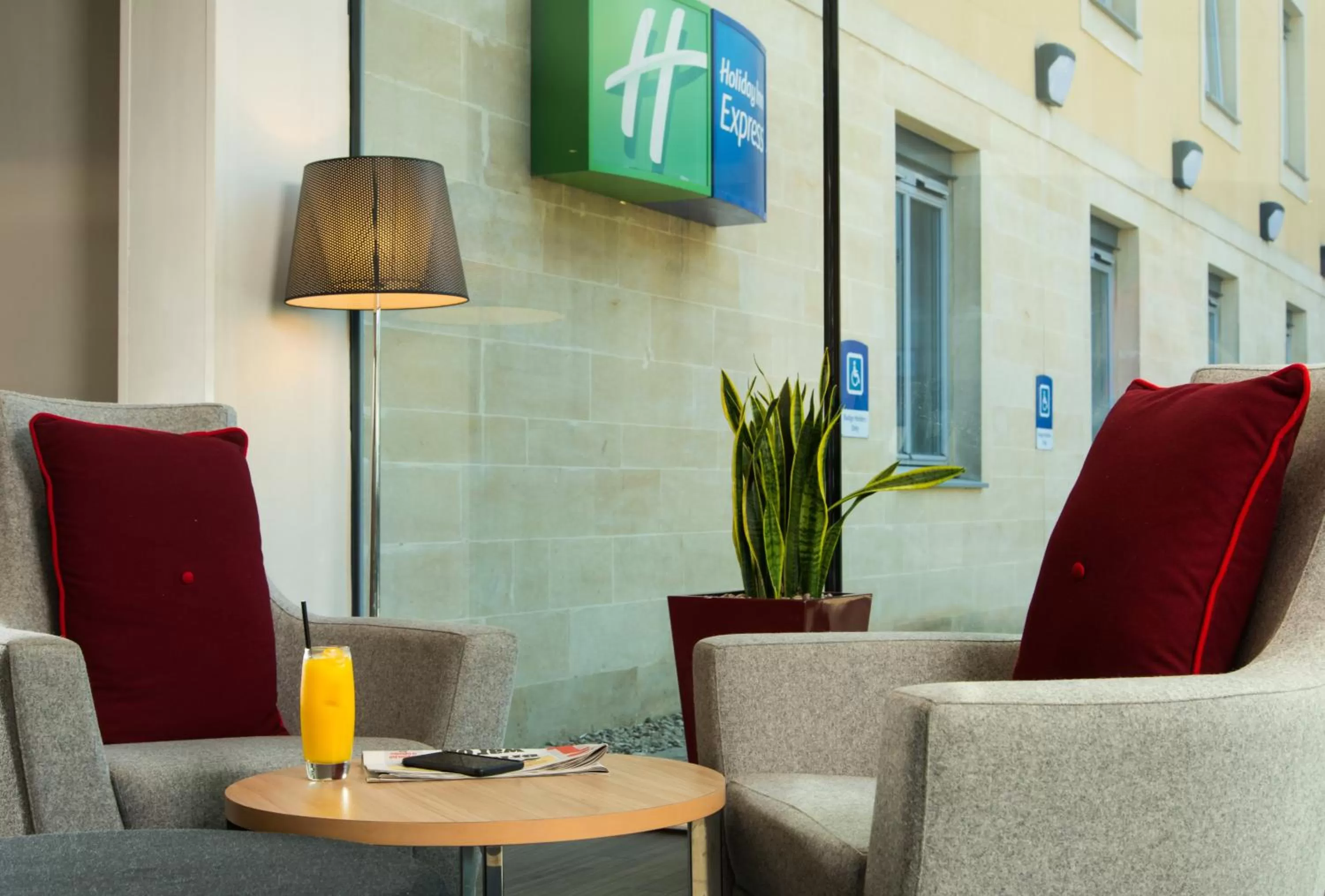 Lobby or reception in Holiday Inn Express Bath by IHG