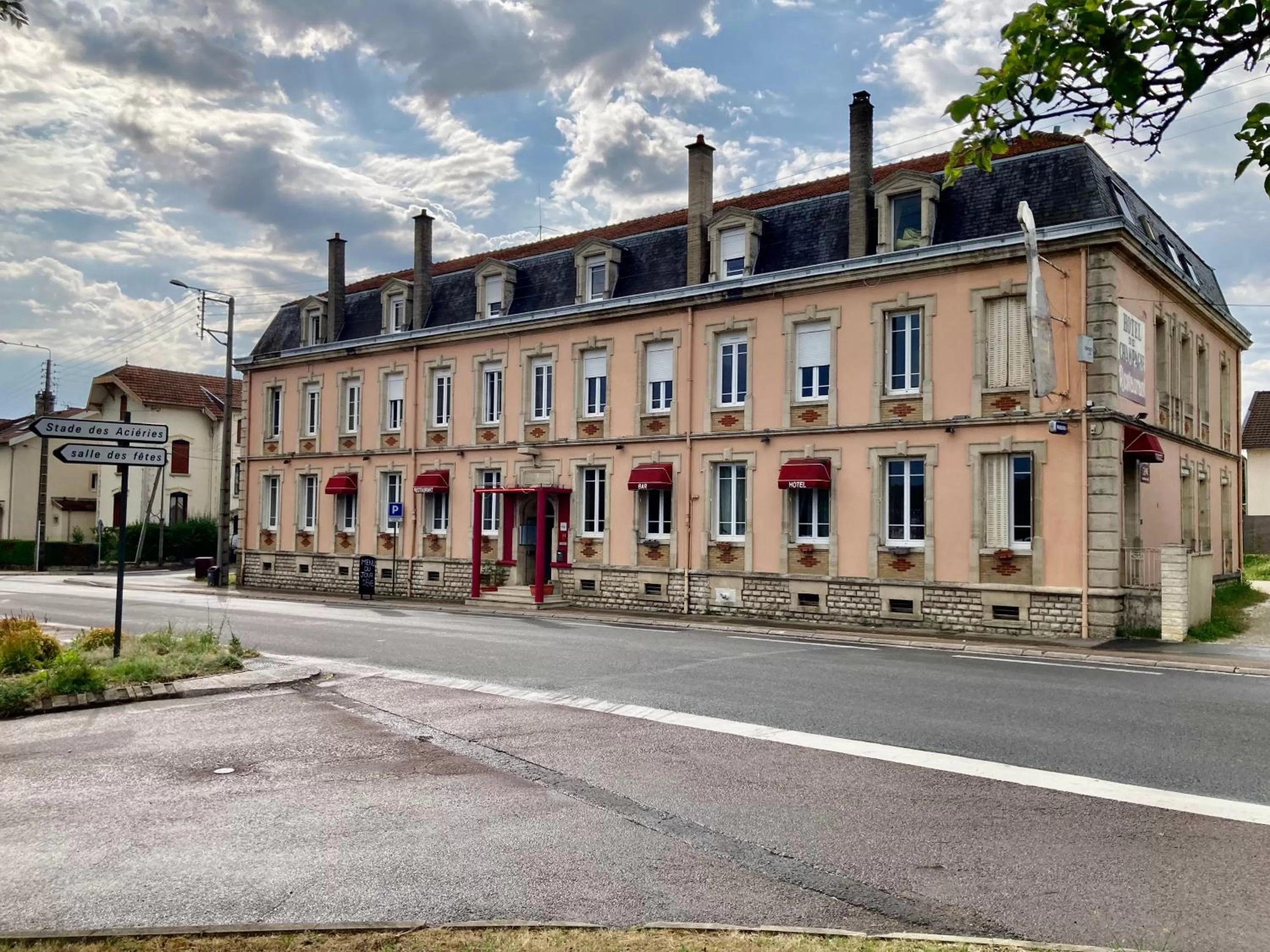 Property building in Hôtel De Champagne