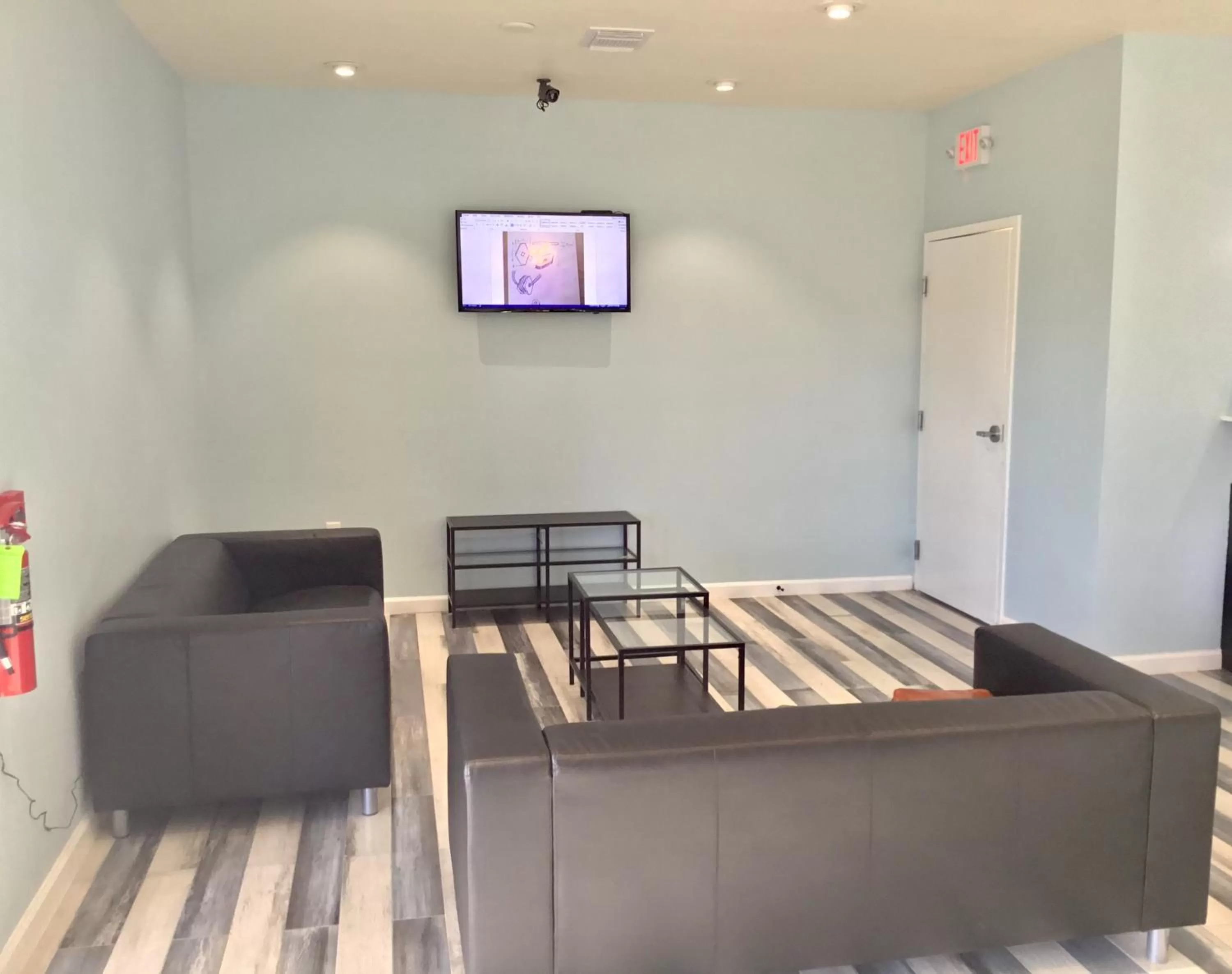 Communal lounge/ TV room in Days Inn by Wyndham Freeport