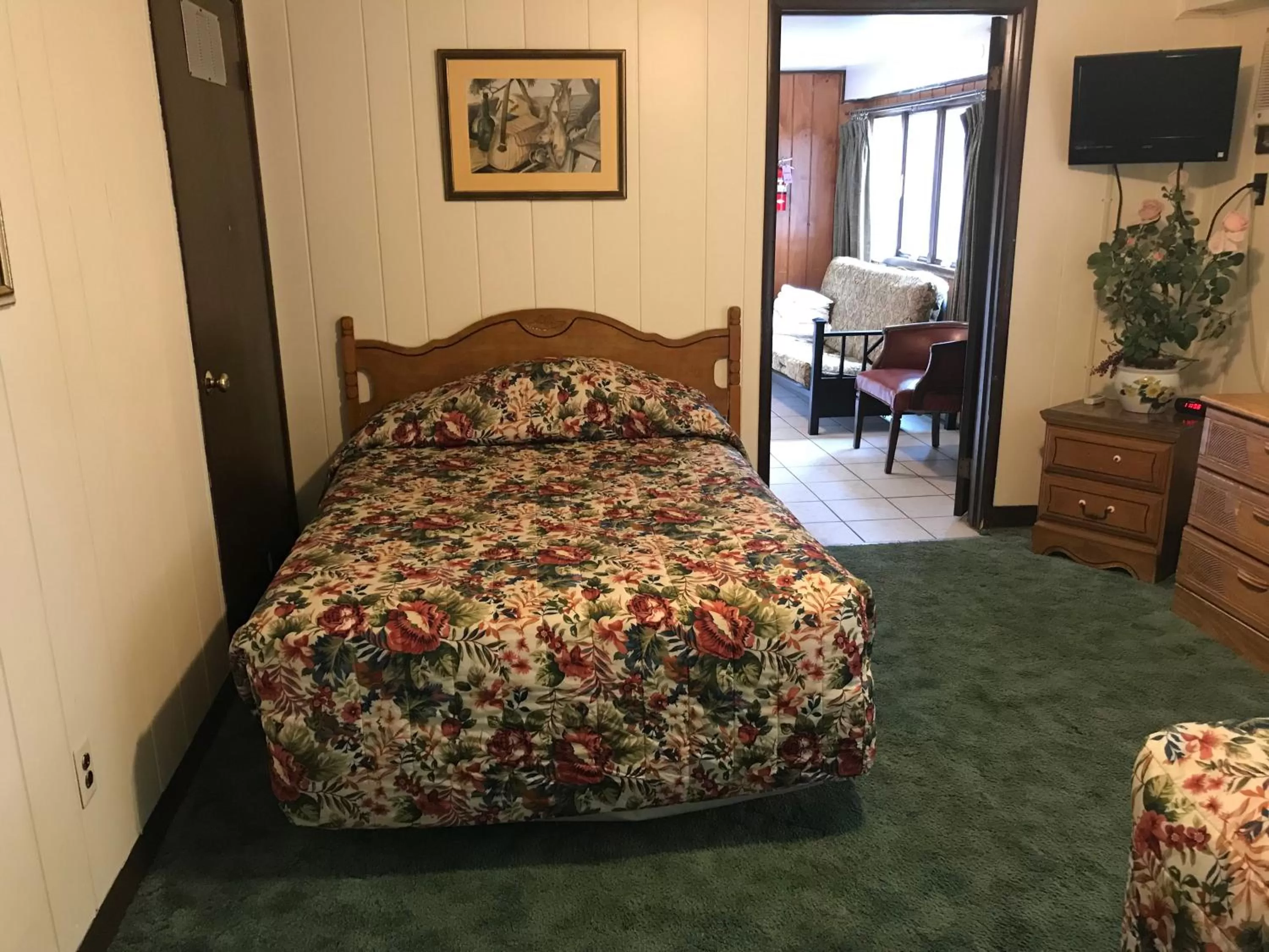 Bedroom, Bed in Simmons Motel and Suites