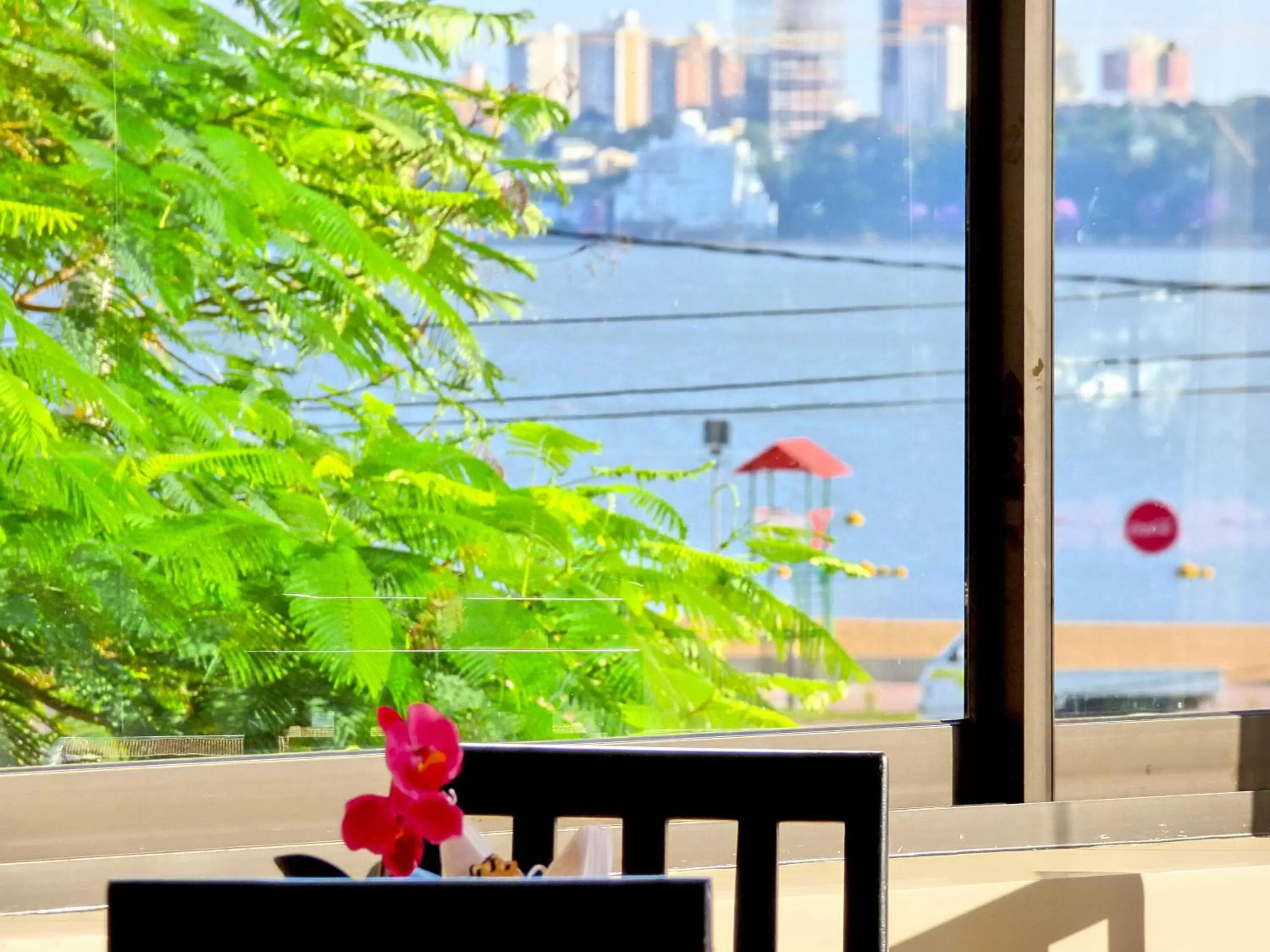 Restaurant/places to eat in De La Costa Hotel