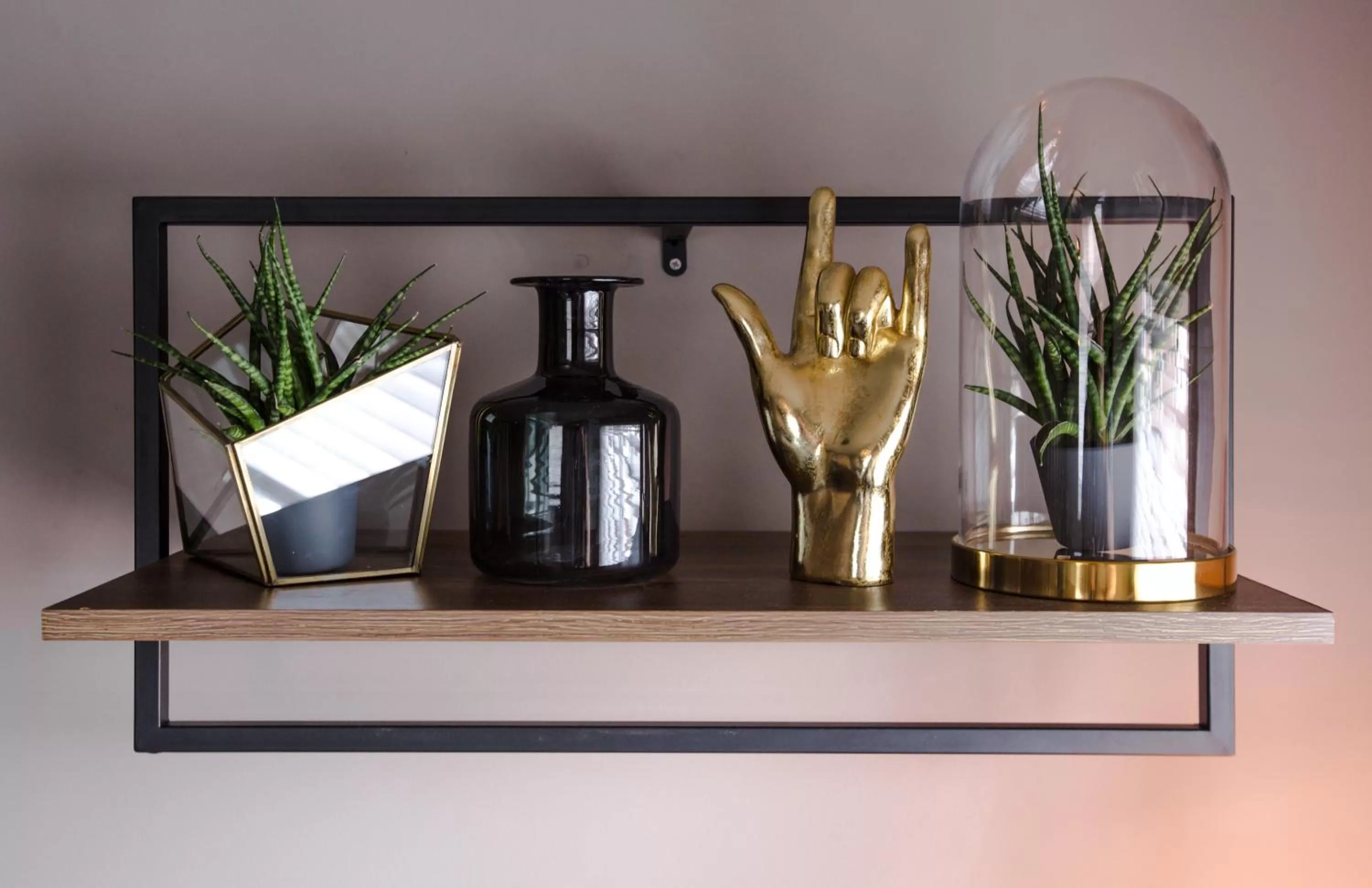 The Wheatsheaf Pub, Kitchen & Rooms