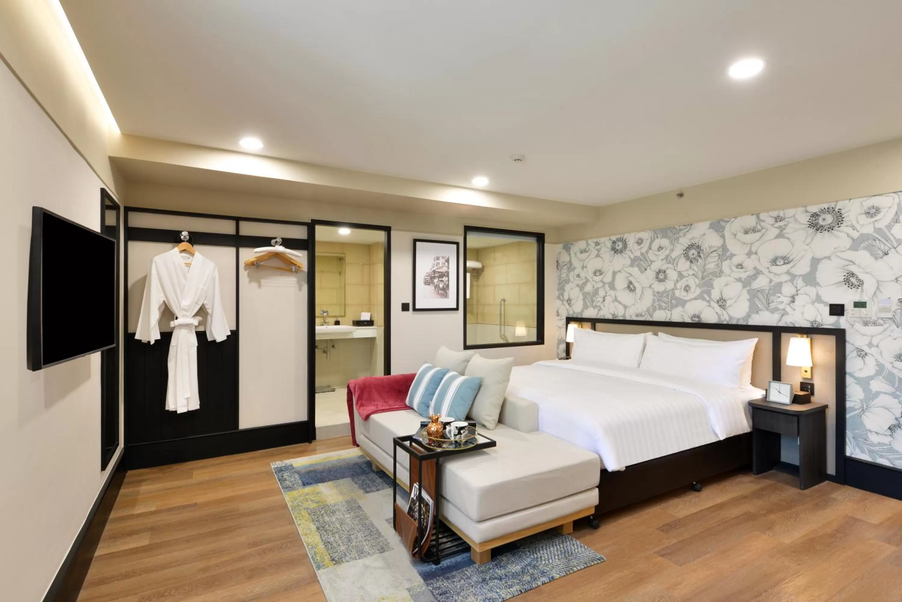 Photo of the whole room, Bed in Oakwood Hotel & Residence Bangkok