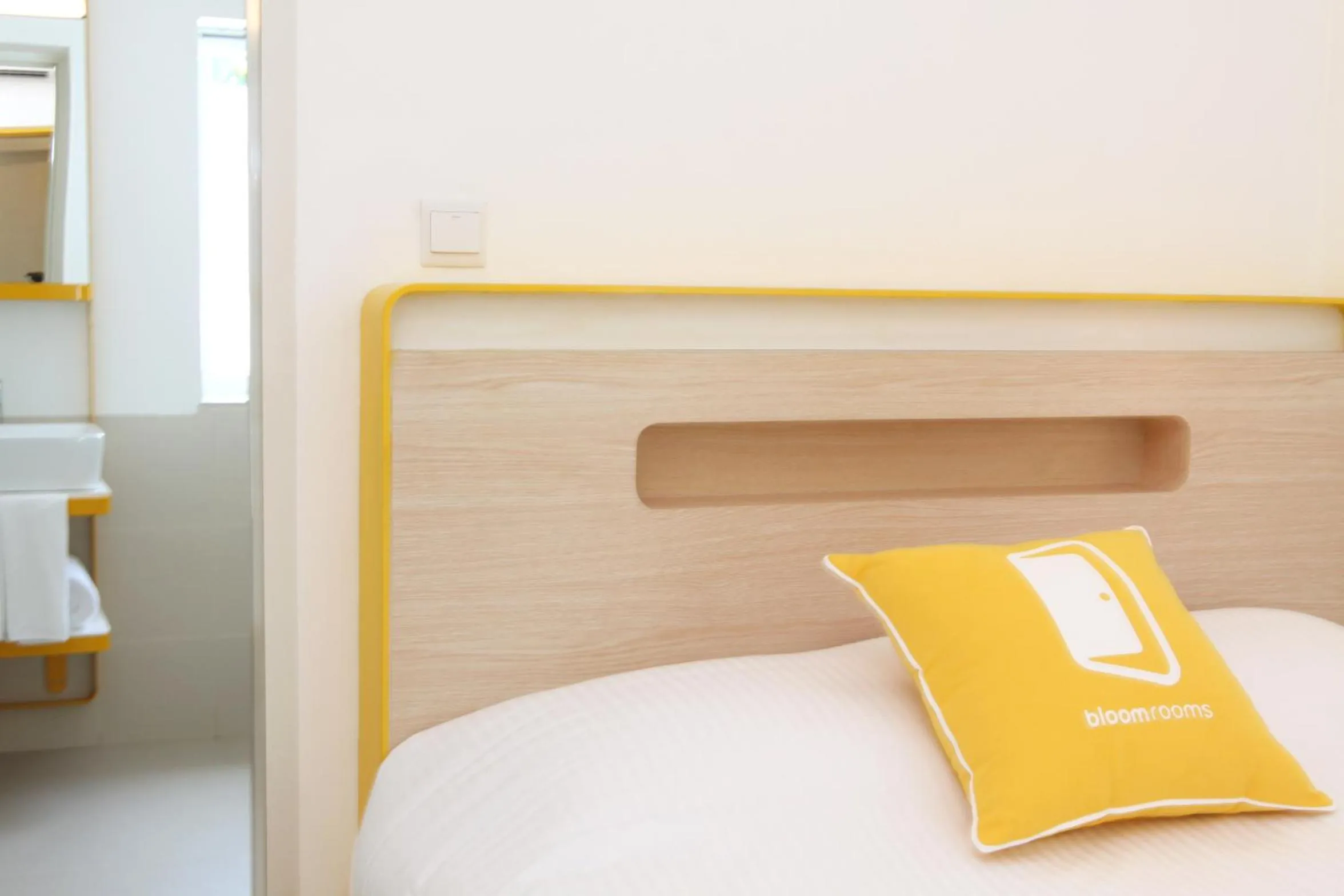 Bed in Bloomrooms @ Link Road