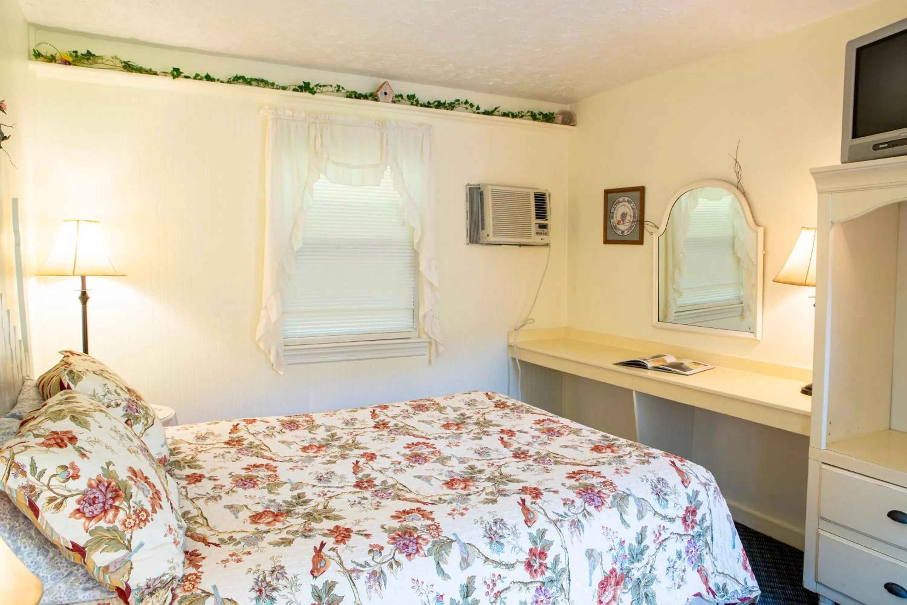 Bed in The Chimney Rock Inn & Cottages