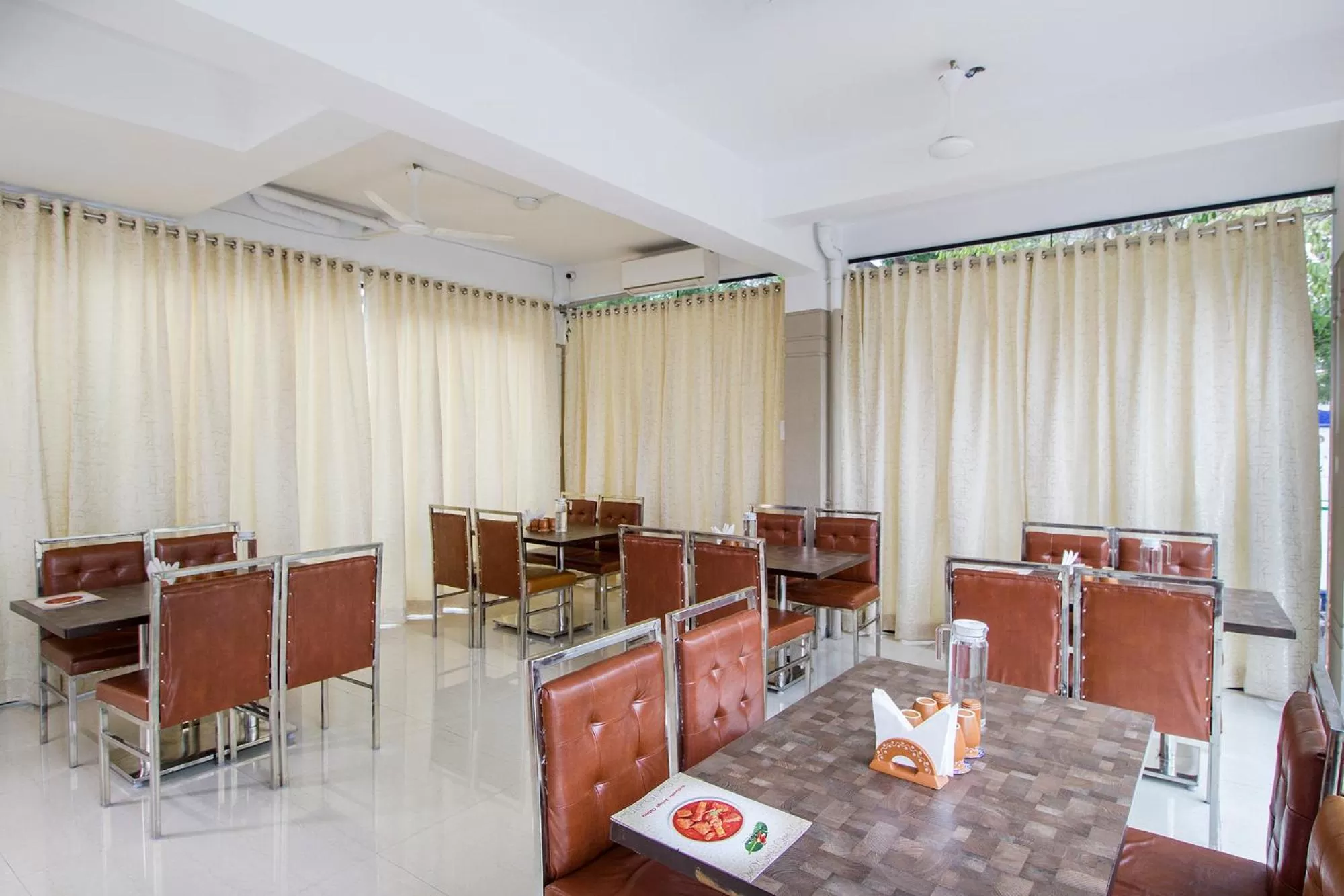 Restaurant/places to eat in FabHotel Limestone Suites -750M from Yashoda Hospitals, Somajiguda