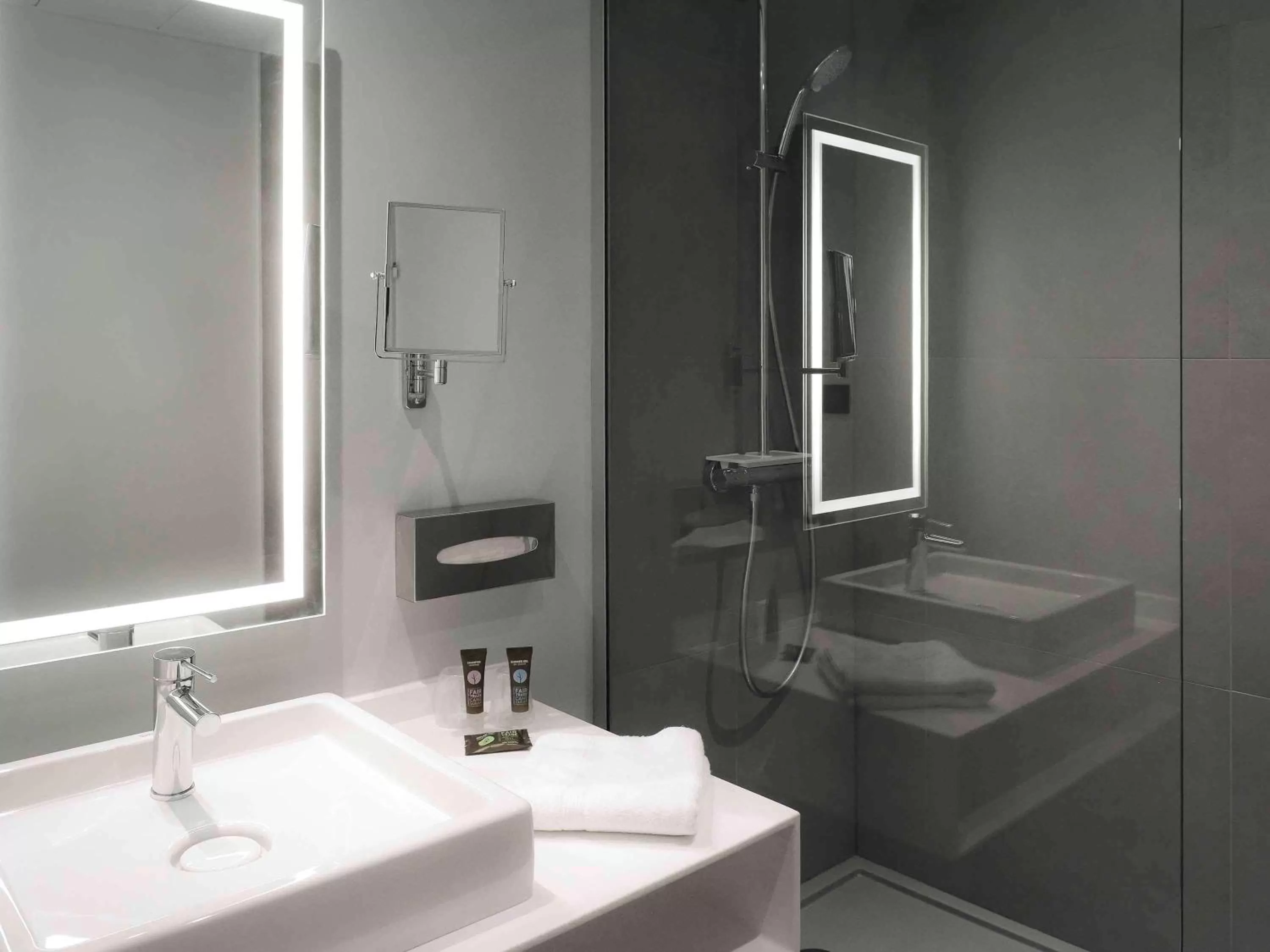 Photo of the whole room in Novotel Caen Côte de Nacre