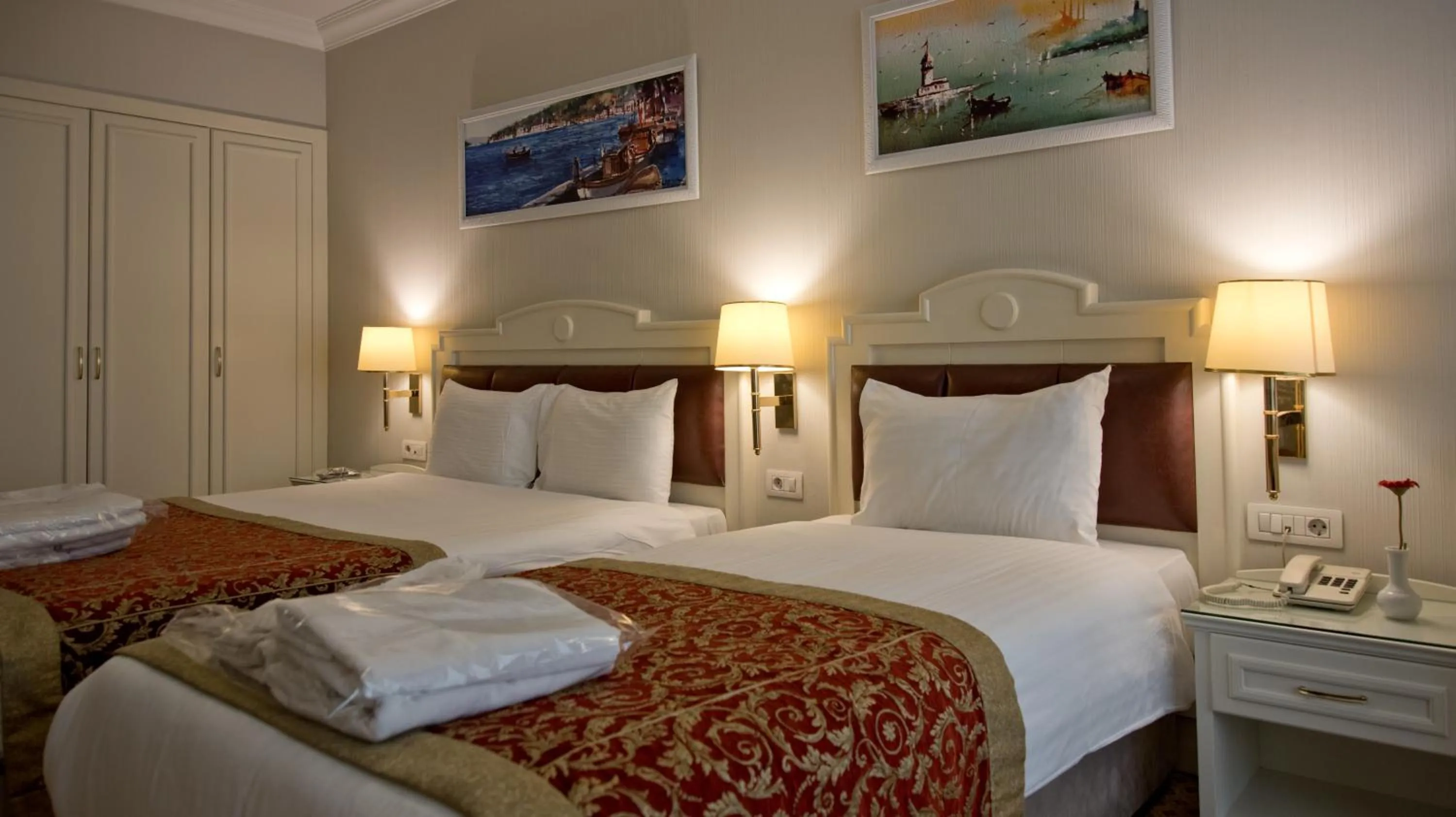 Photo of the whole room, Bed in Taksim Metropark Hotel