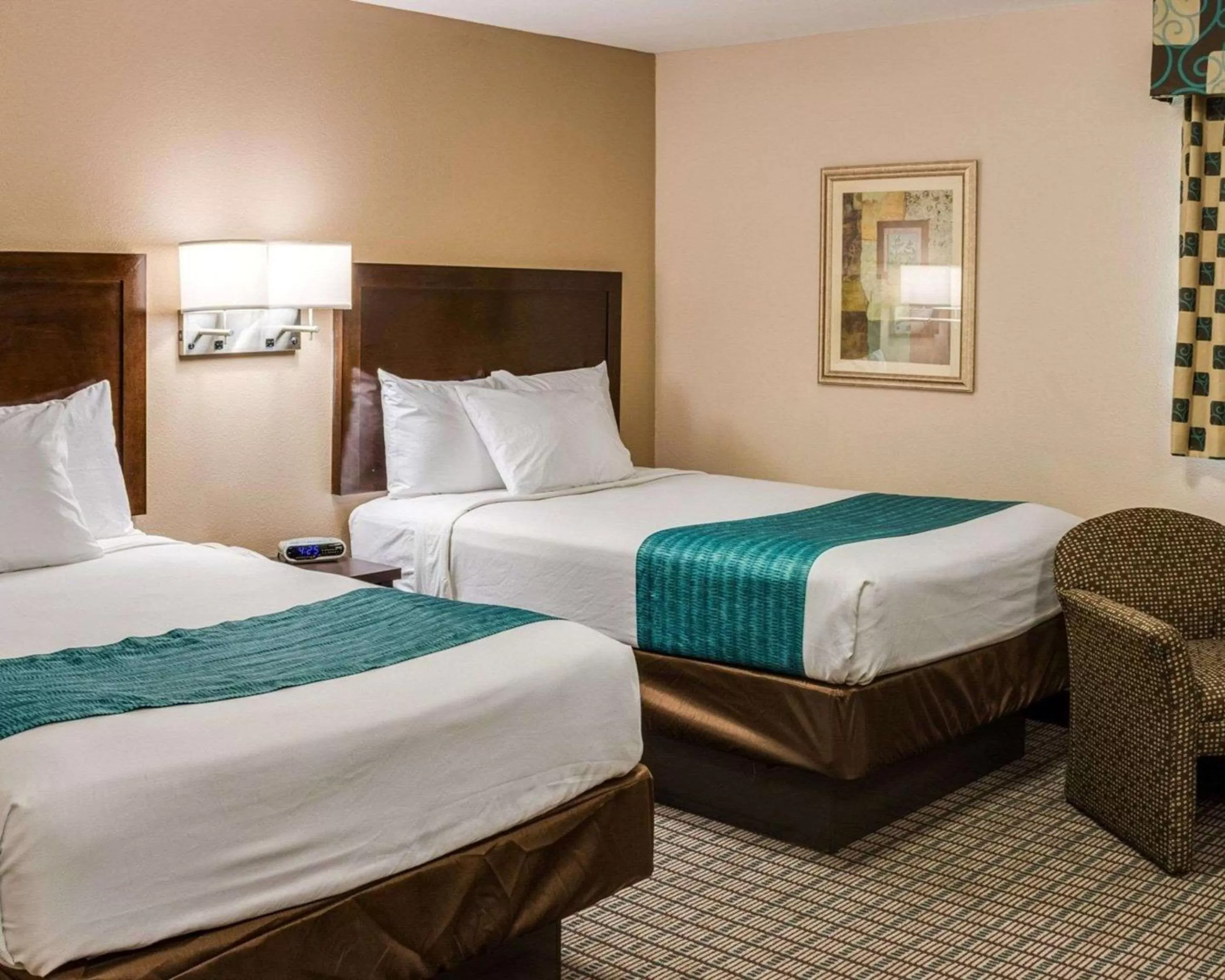 Photo of the whole room, Bed in Suburban Studios Avondale