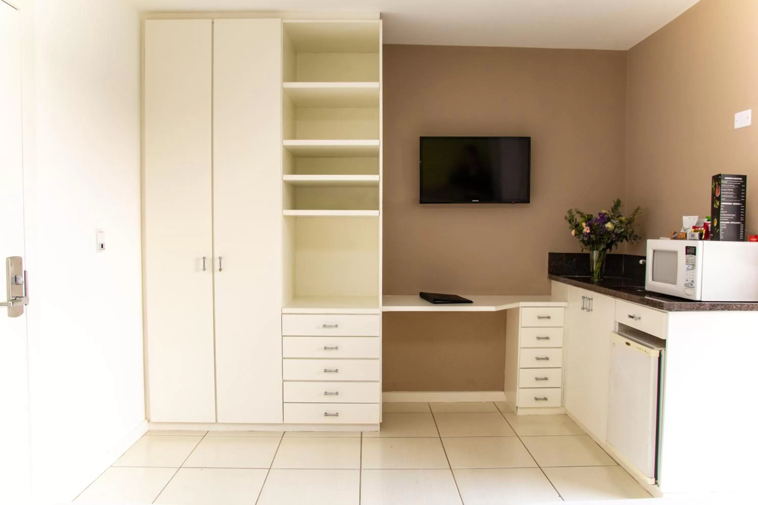 Photo of the whole room in Bristol Upper Curitiba Alto da XV