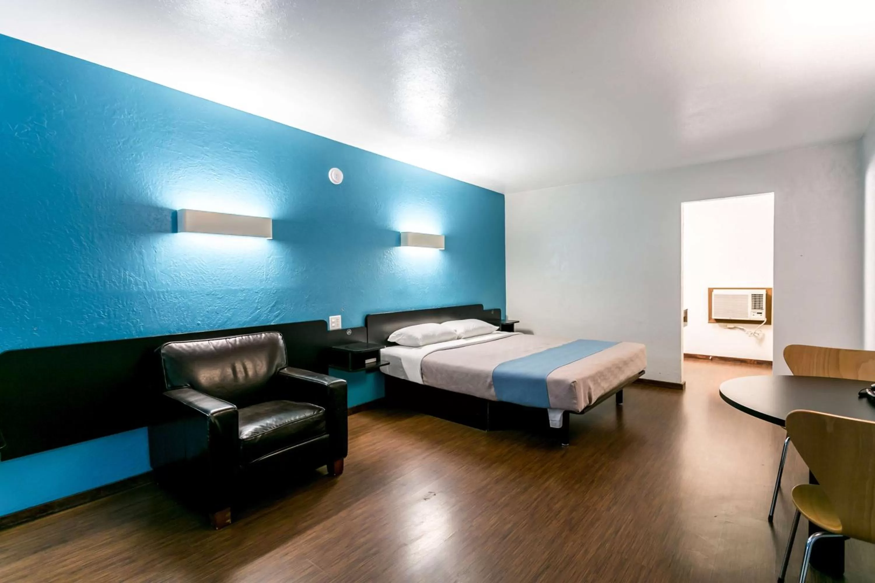 Photo of the whole room, Bed in Motel 6 University Missoula