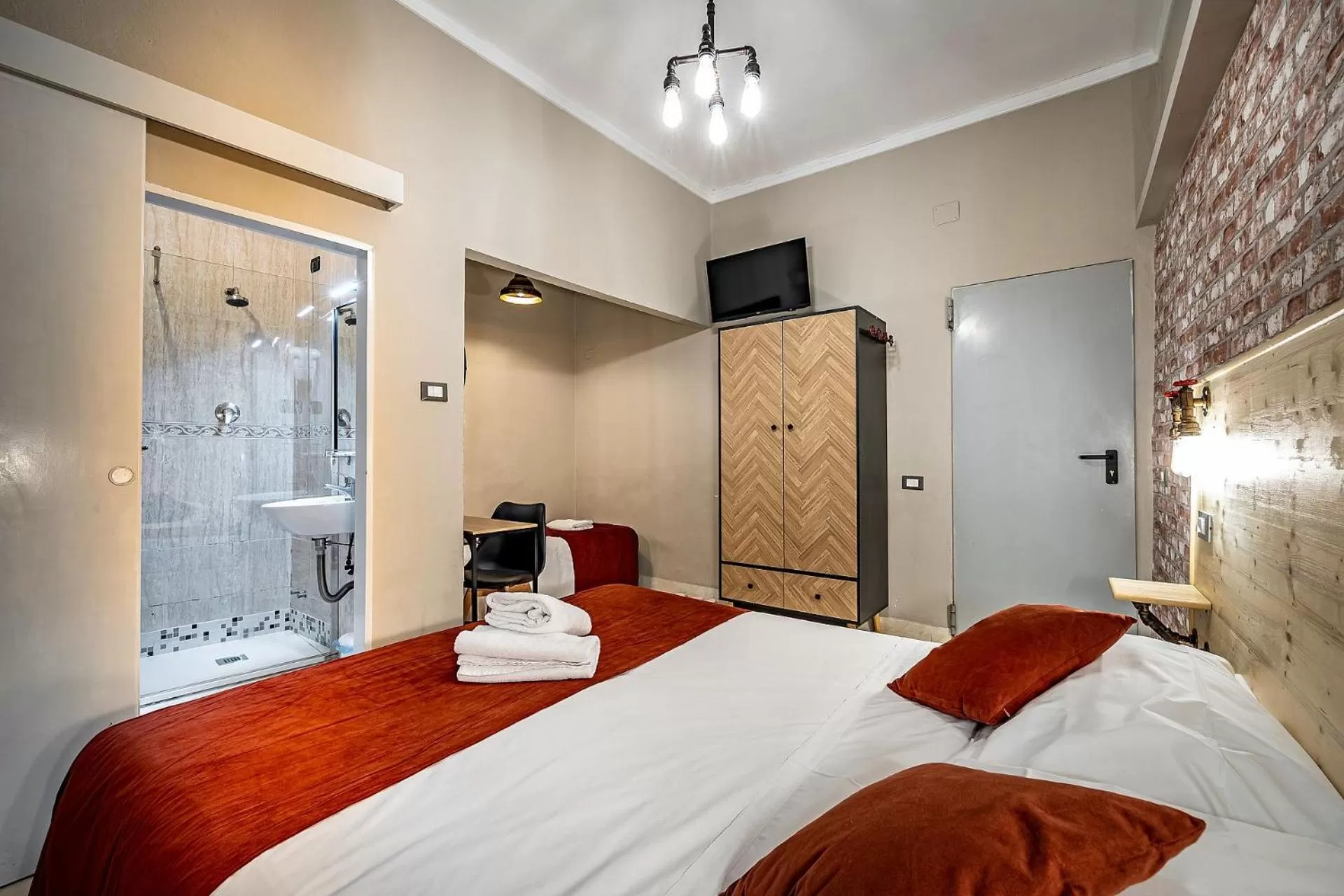 Bedroom, Bed in HOTEL VENETO con accesso ZTL