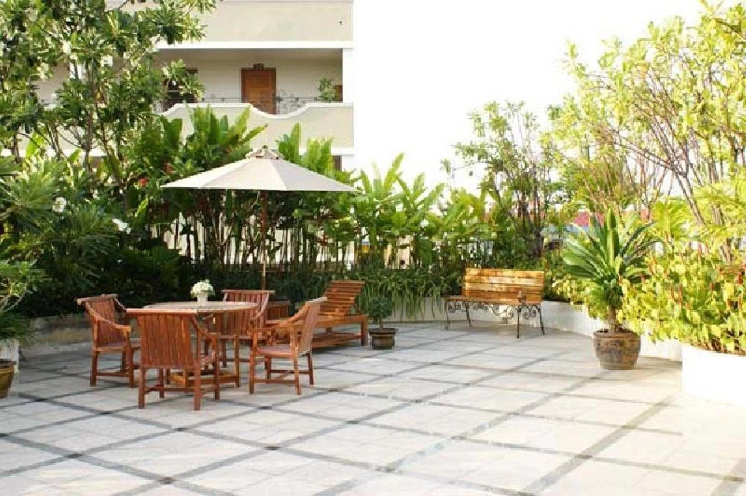 Restaurant/places to eat in LK Royal Suite