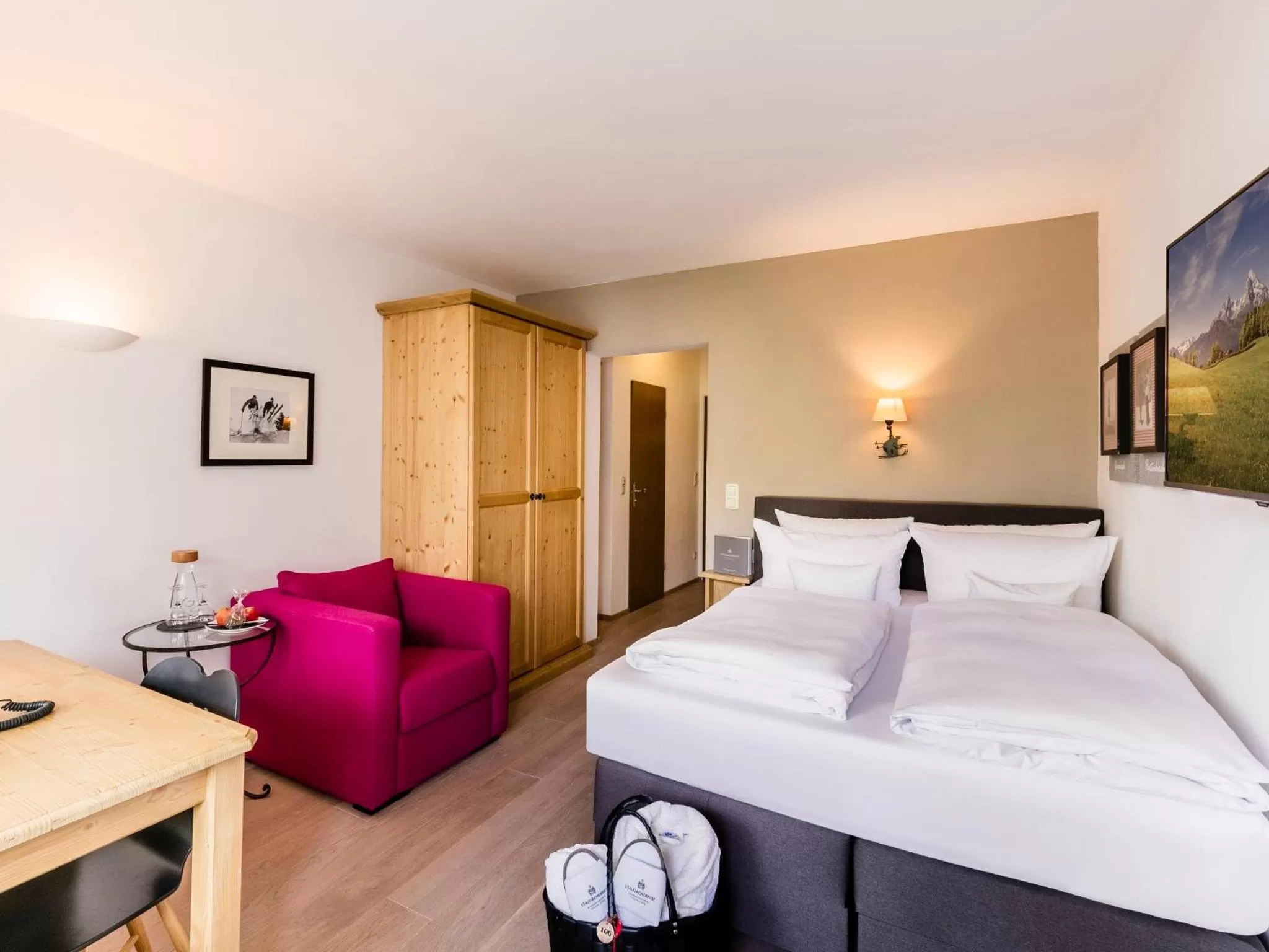 Photo of the whole room, Bed in Staudacherhof in Garmisch-Partenkirchen I Blick aufs Zugspitzmassiv I einzigartige Bayurvida Küche