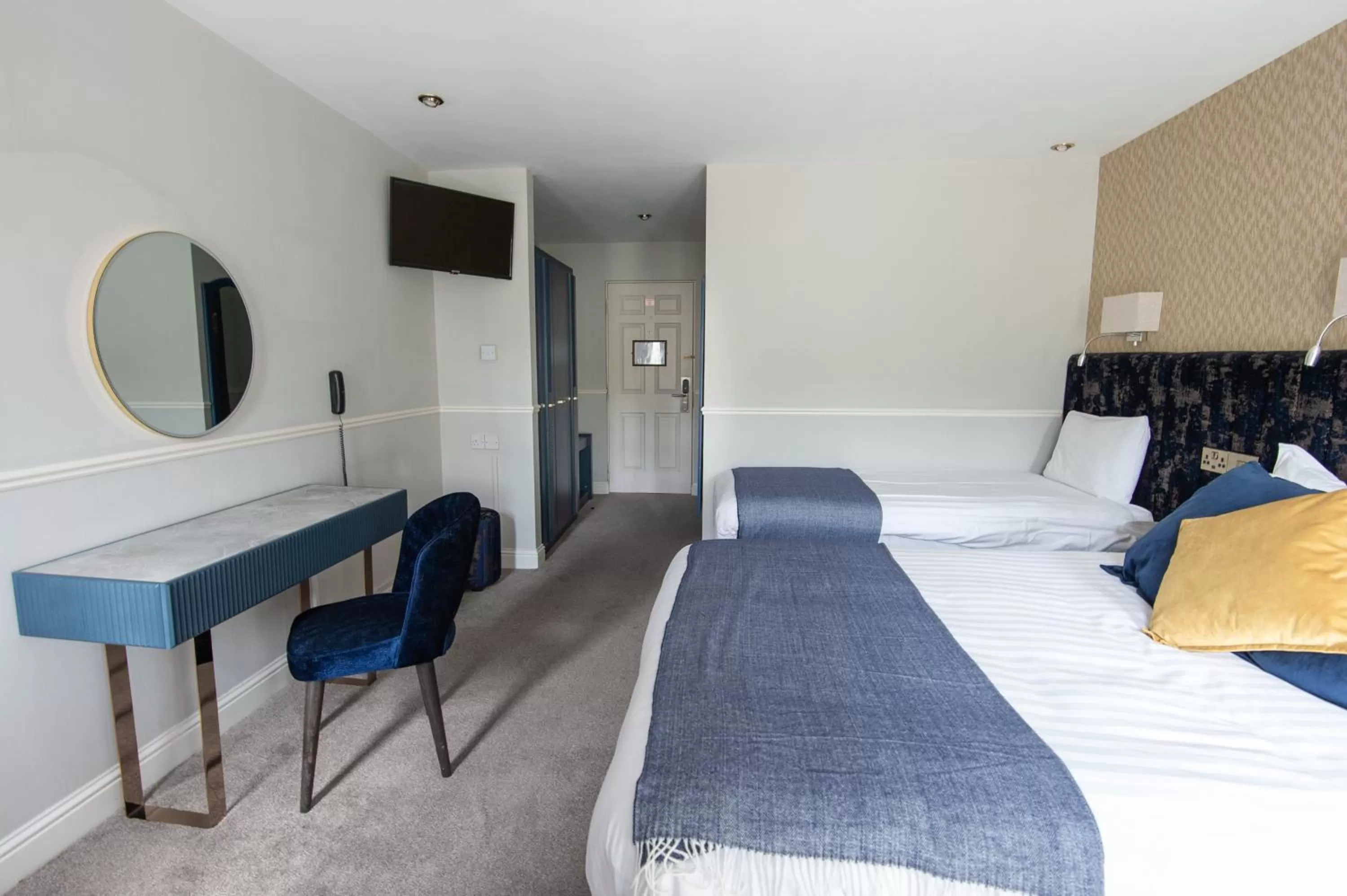 Photo of the whole room, Bed in Woodenbridge Hotel