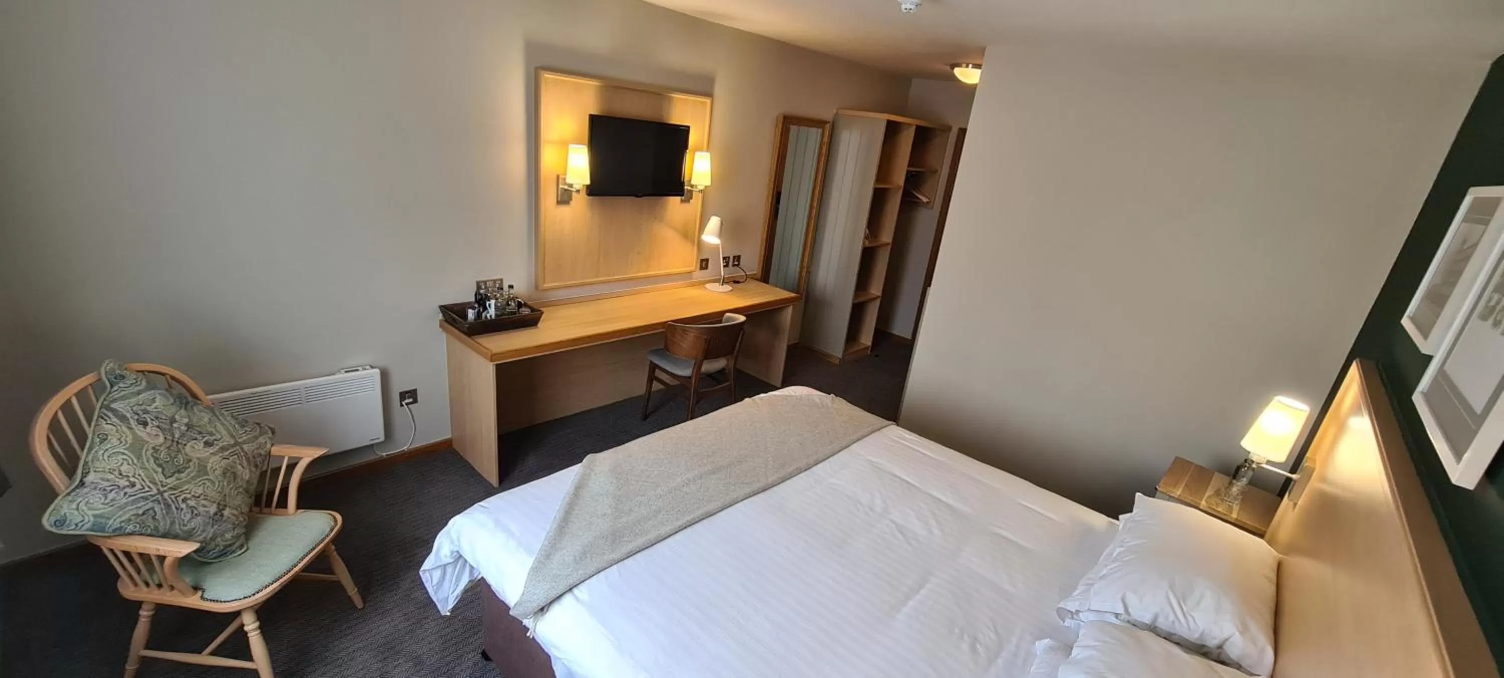 Bedroom, Bed in Boat & Horses Inn