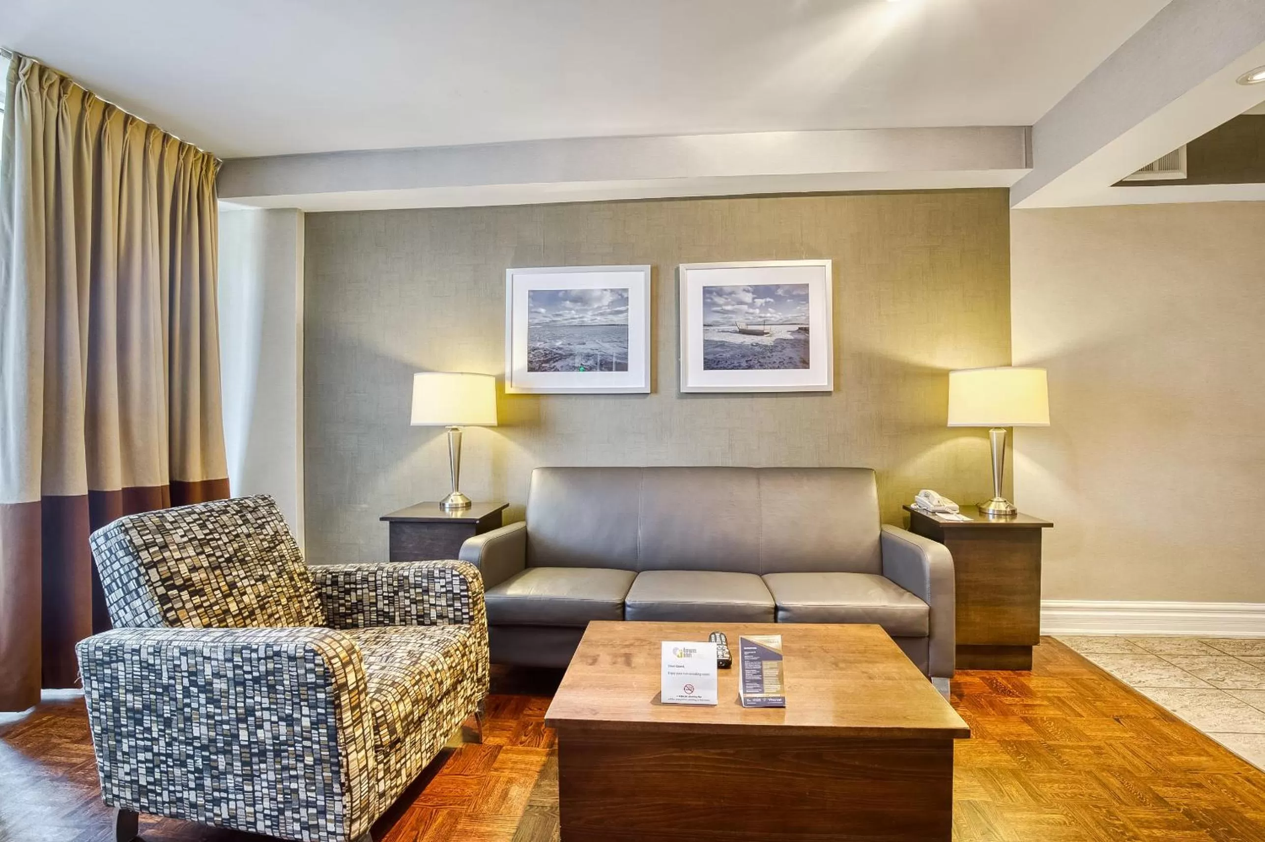 Living room in Town Inn Suites Hotel