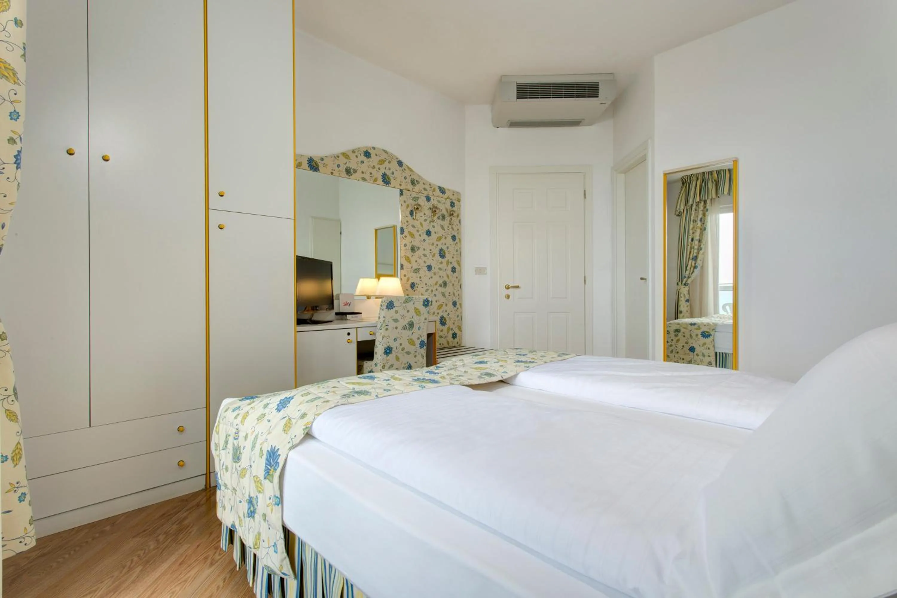 Photo of the whole room in Hotel Cavalieri Palace & Suites
