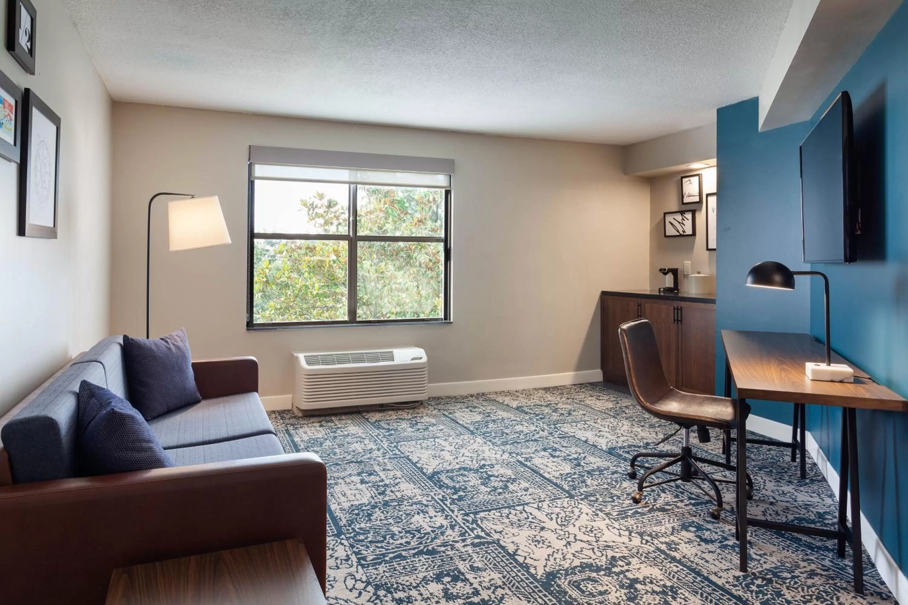 Living room in Four Points by Sheraton Orlando Convention Center