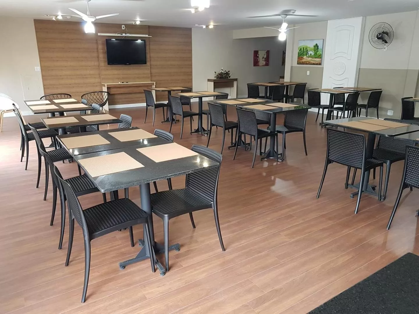 Restaurant/places to eat in Panorama Hotel