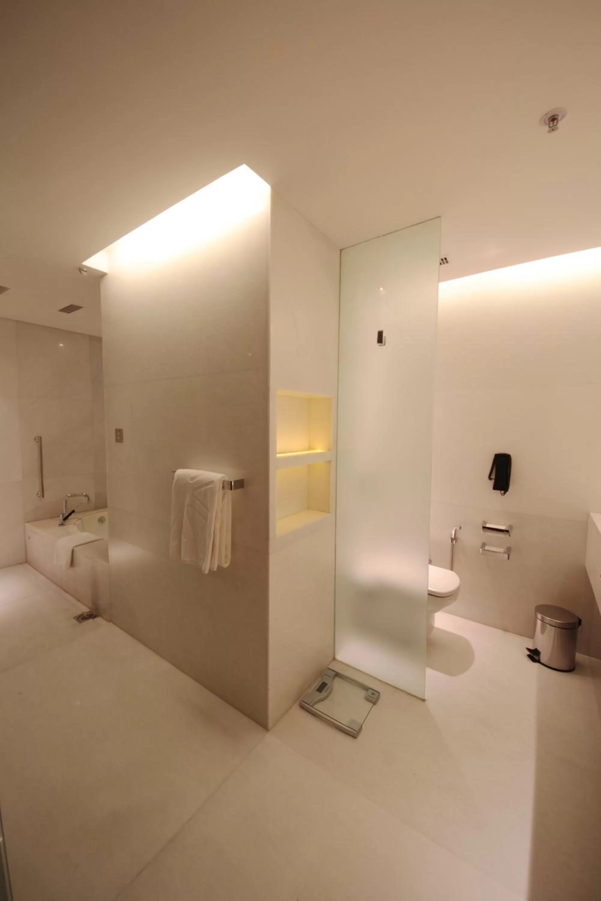 Bathroom, Bed in Vivanta New Delhi, Dwarka
