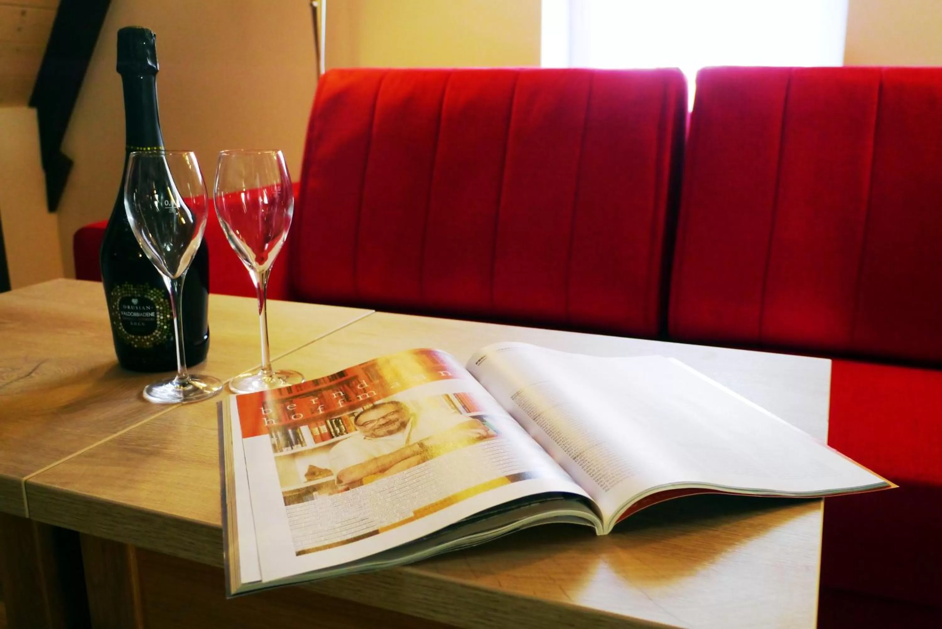 Photo of the whole room in Das Brunners