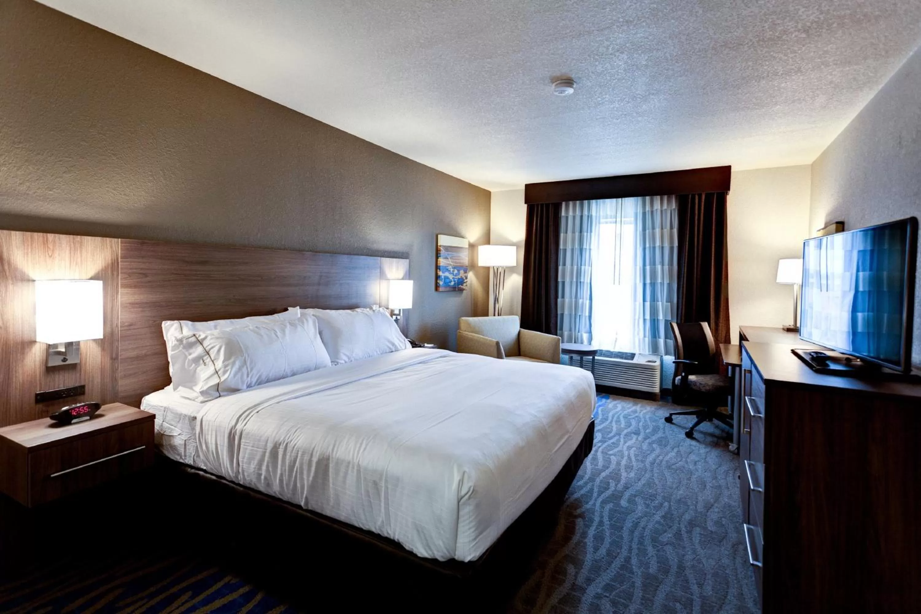 Photo of the whole room, Bed in Holiday Inn Express & Suites Manhattan by IHG