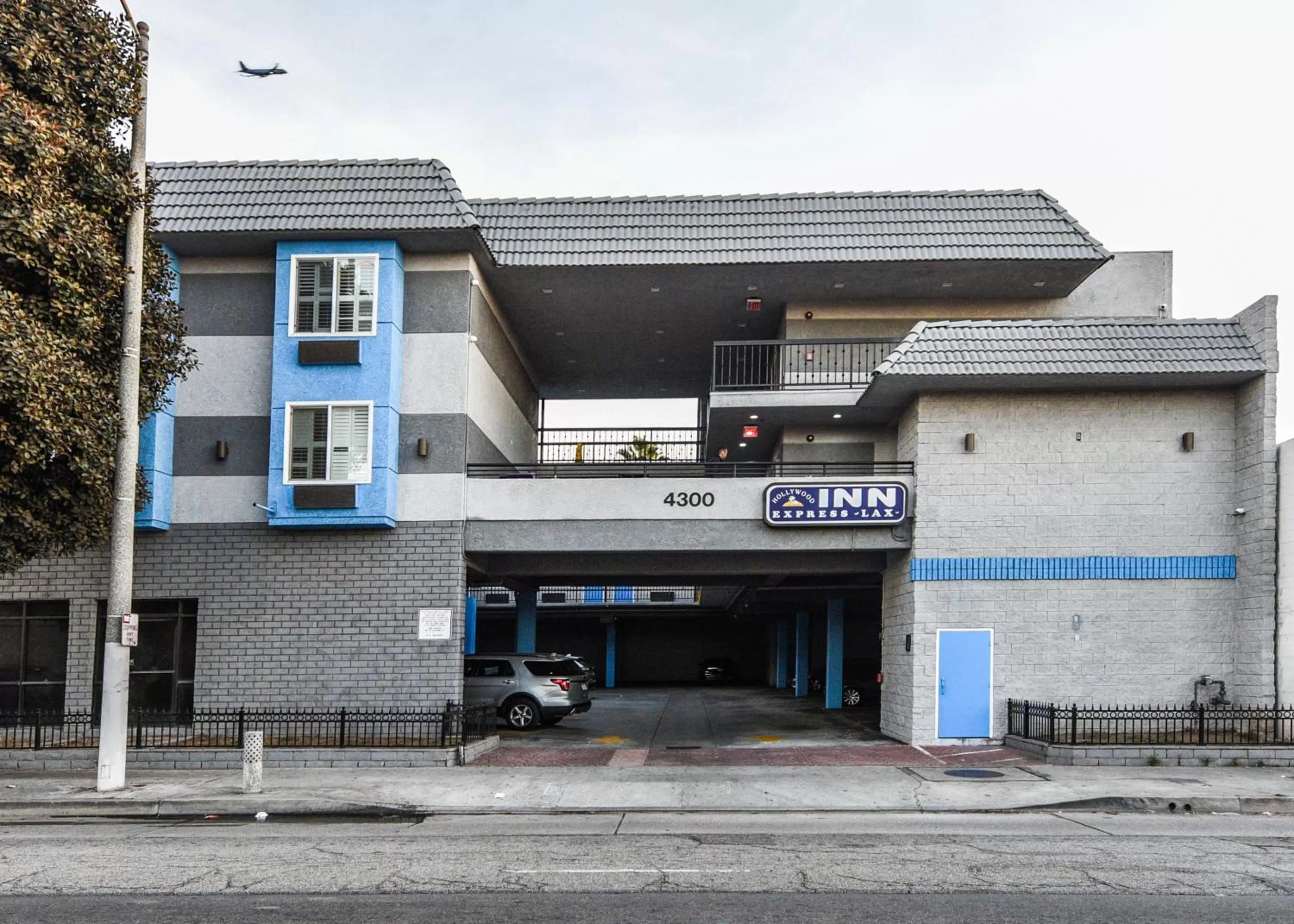 Facade/entrance in Hollywood Inn Express LAX