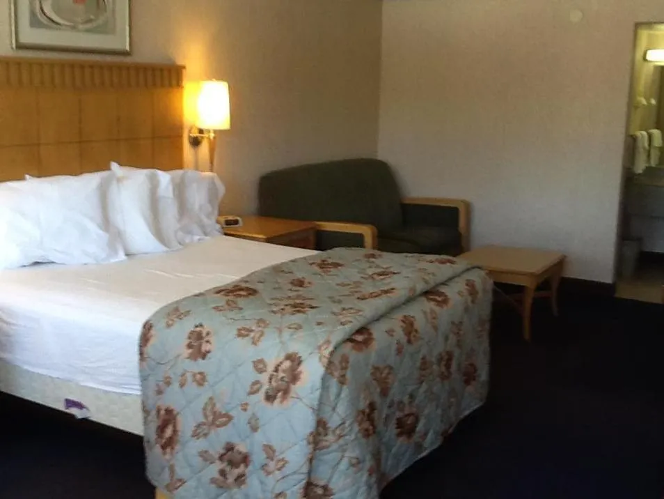 Bed in Americas Best Value Inn-Pocomoke City