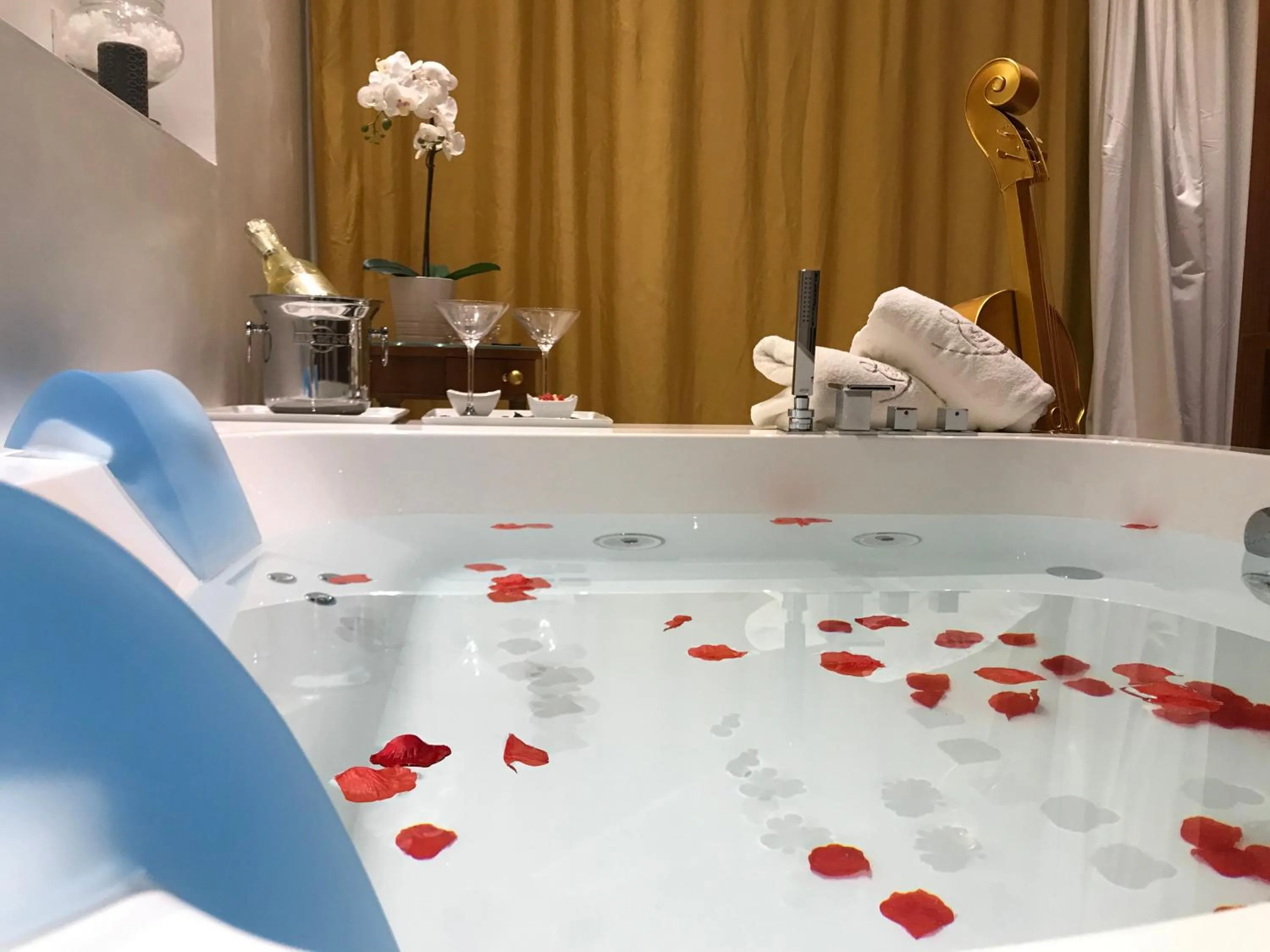 Bath in Ludwig Boutique Hotel & Spa