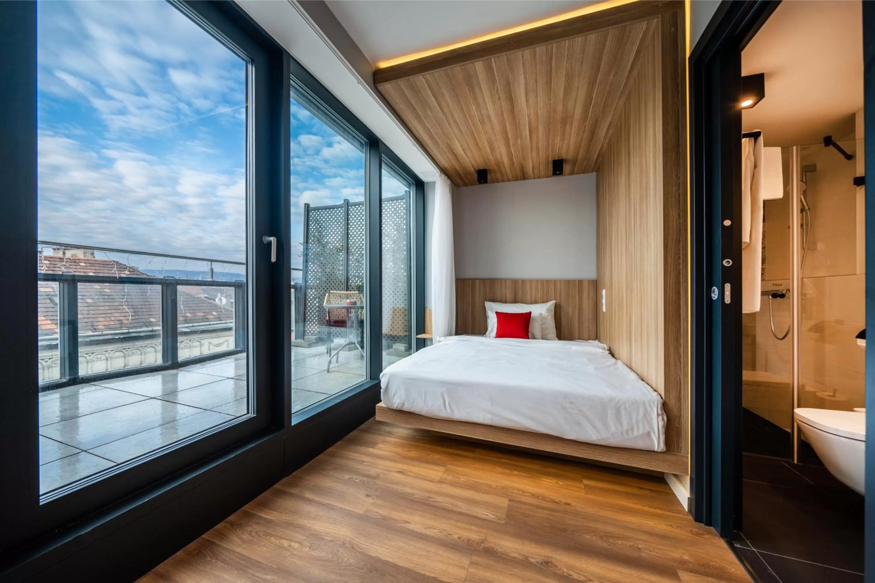 Balcony/Terrace, Bed in Up Hotel Budapest