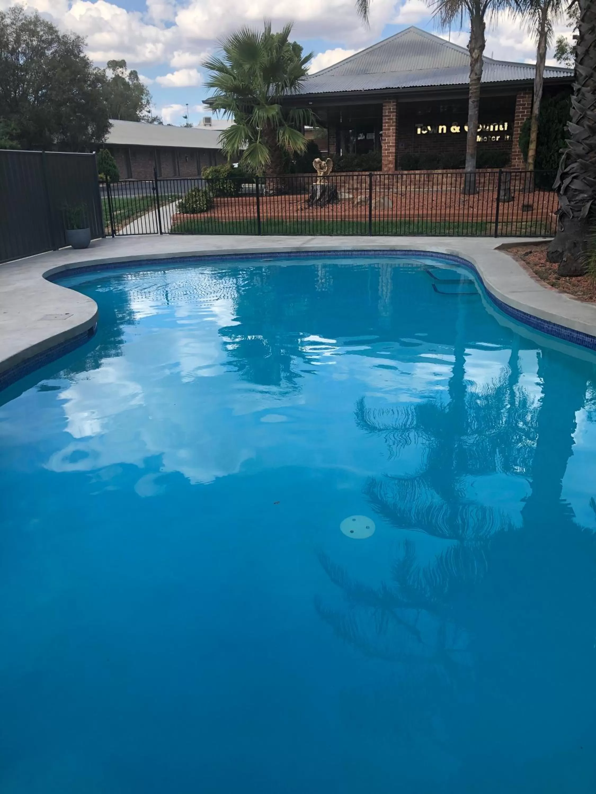 Swimming pool in Town & Country Motor Inn