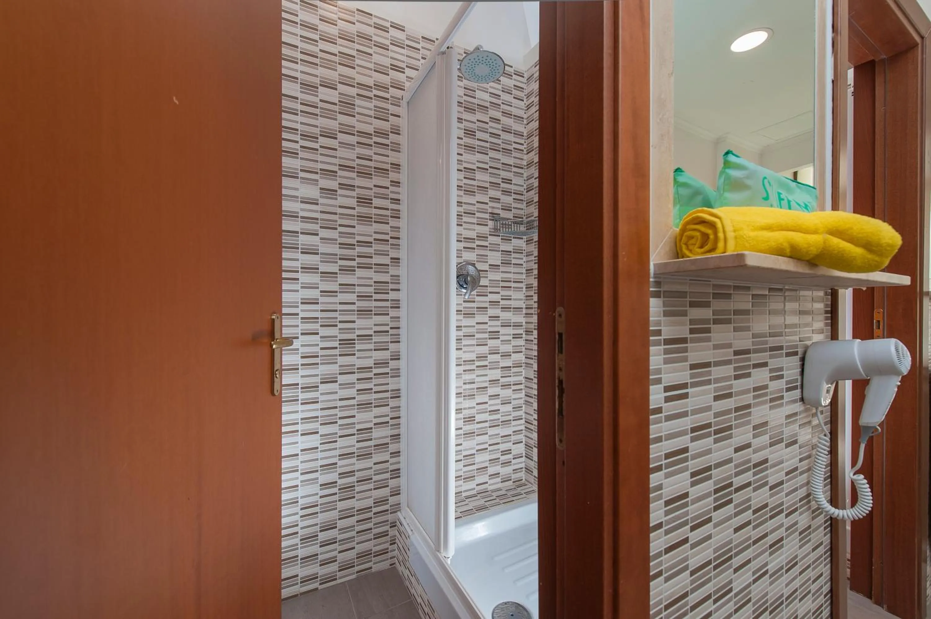 Bathroom in Budget Rooms Des Arts