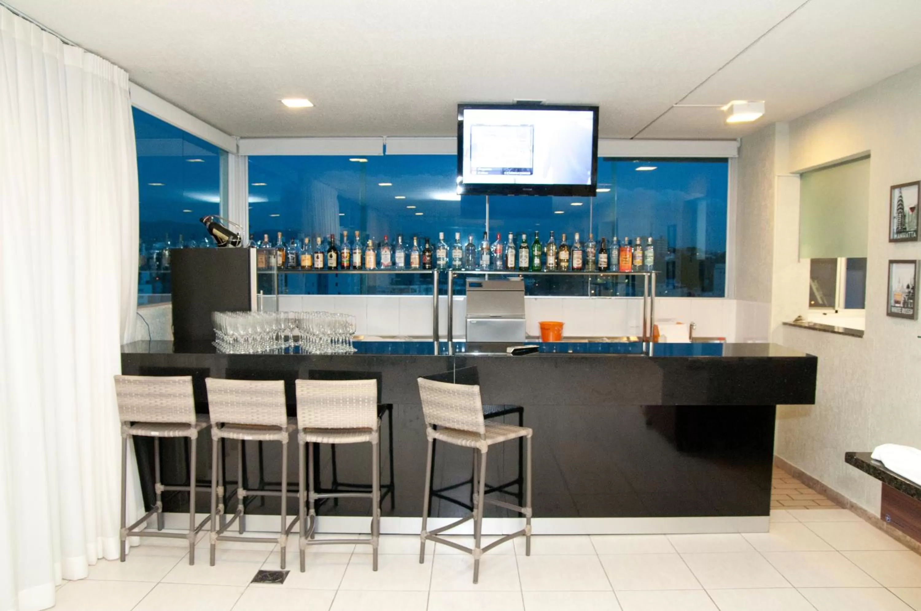 Lounge or bar in Ímpar Suítes Cidade Nova