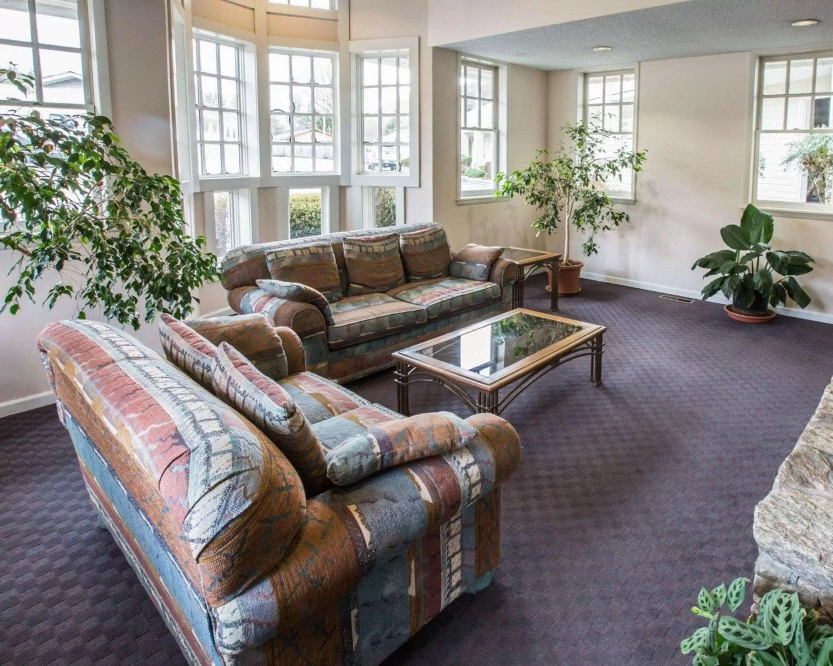 Lobby or reception in Rodeway Inn & Suites Cherokee On the River