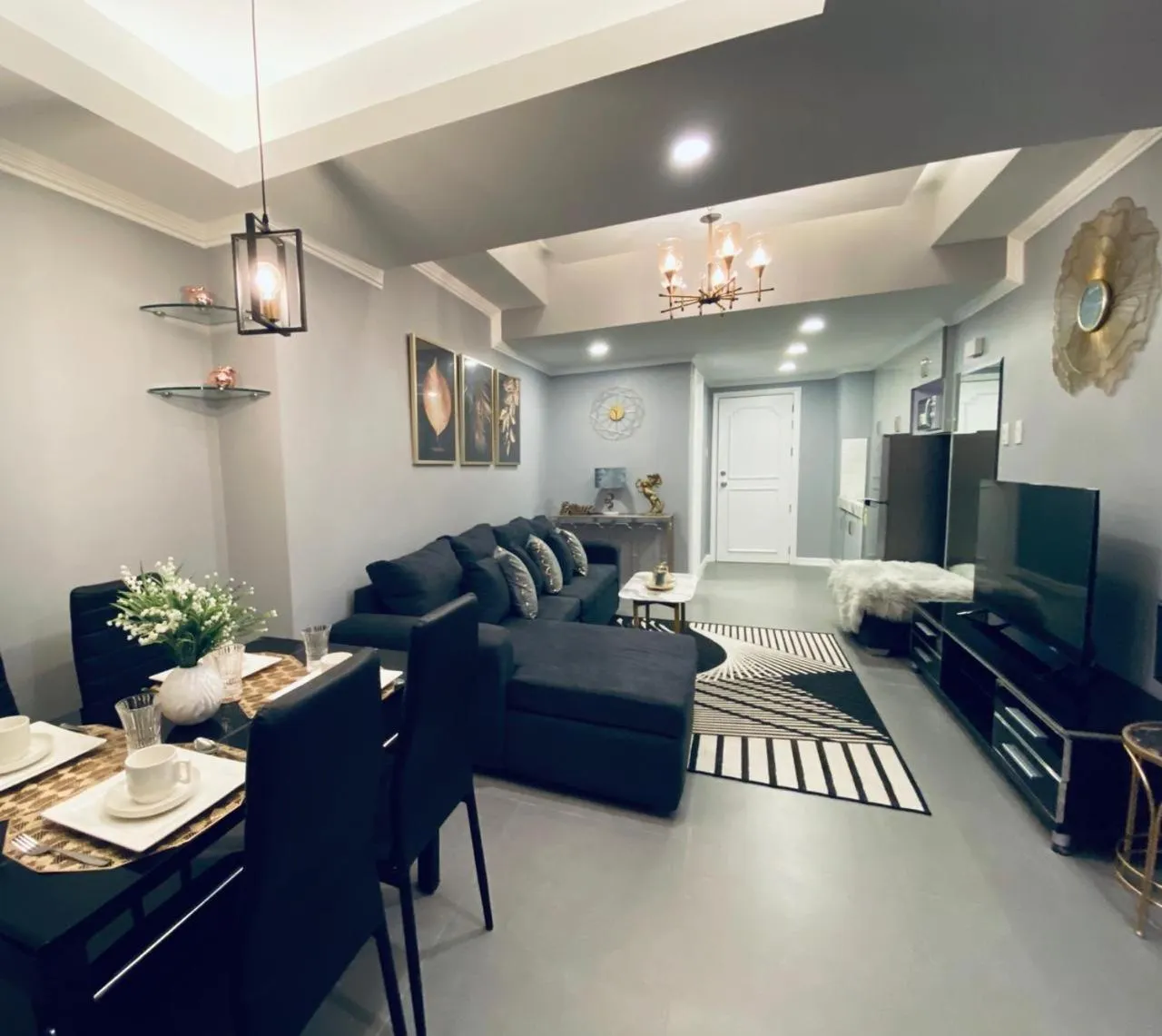 Communal lounge/ TV room in Mpt Suites