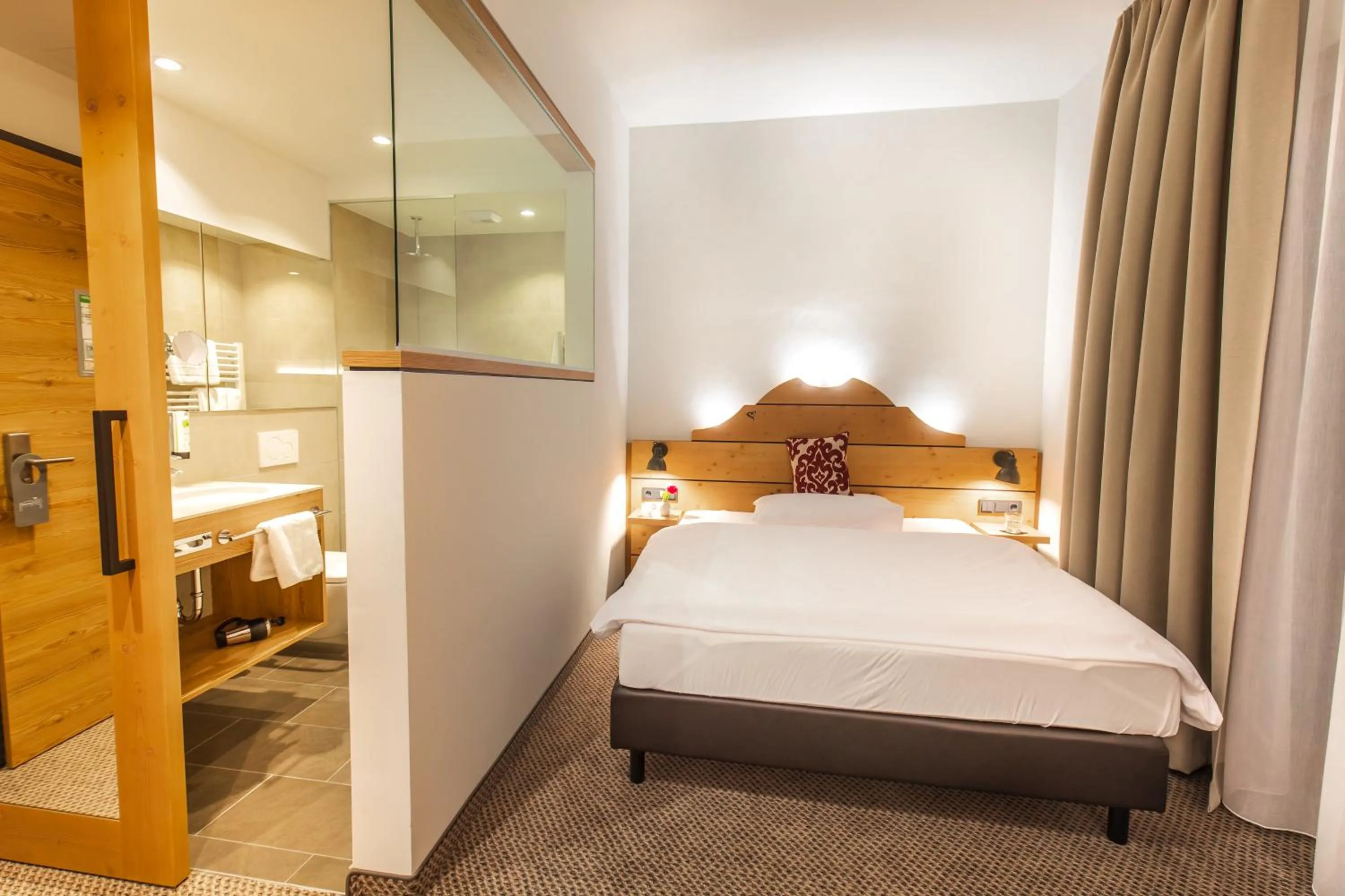 Photo of the whole room, Bed in HELDs Vitalhotel