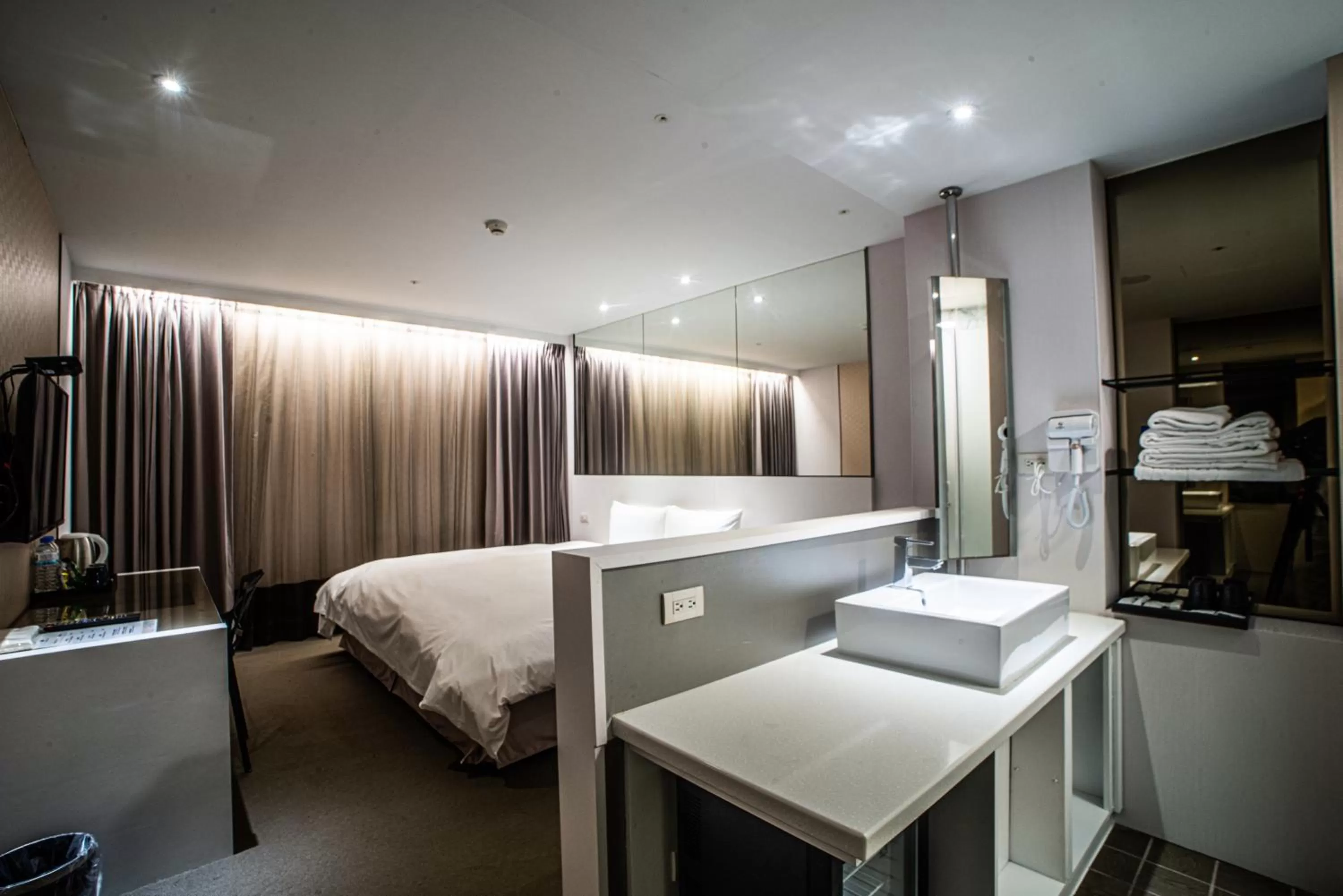 Photo of the whole room, Bed in Artinn藝築文旅-台北站前館