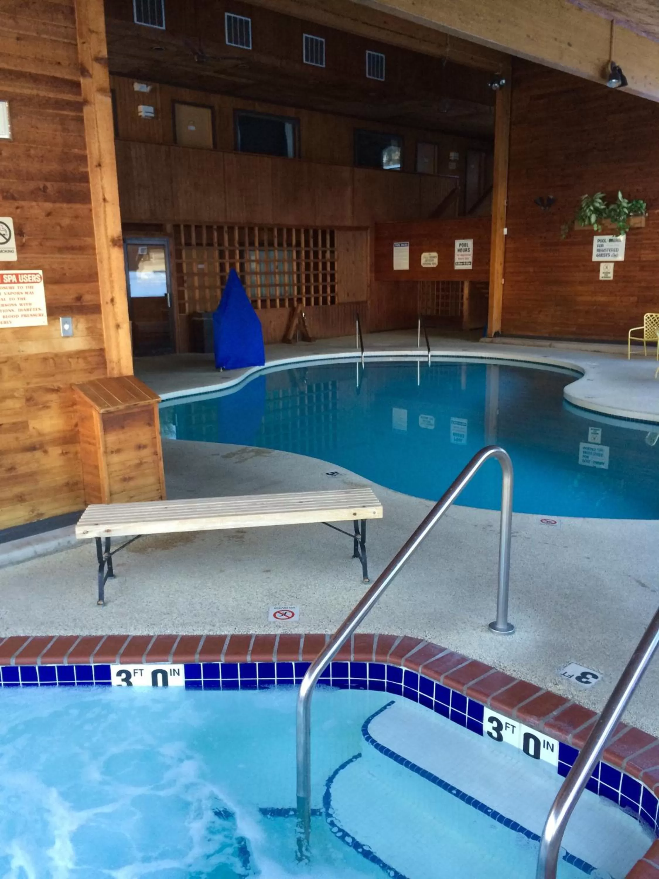 Swimming pool in Cedar Motor Inn