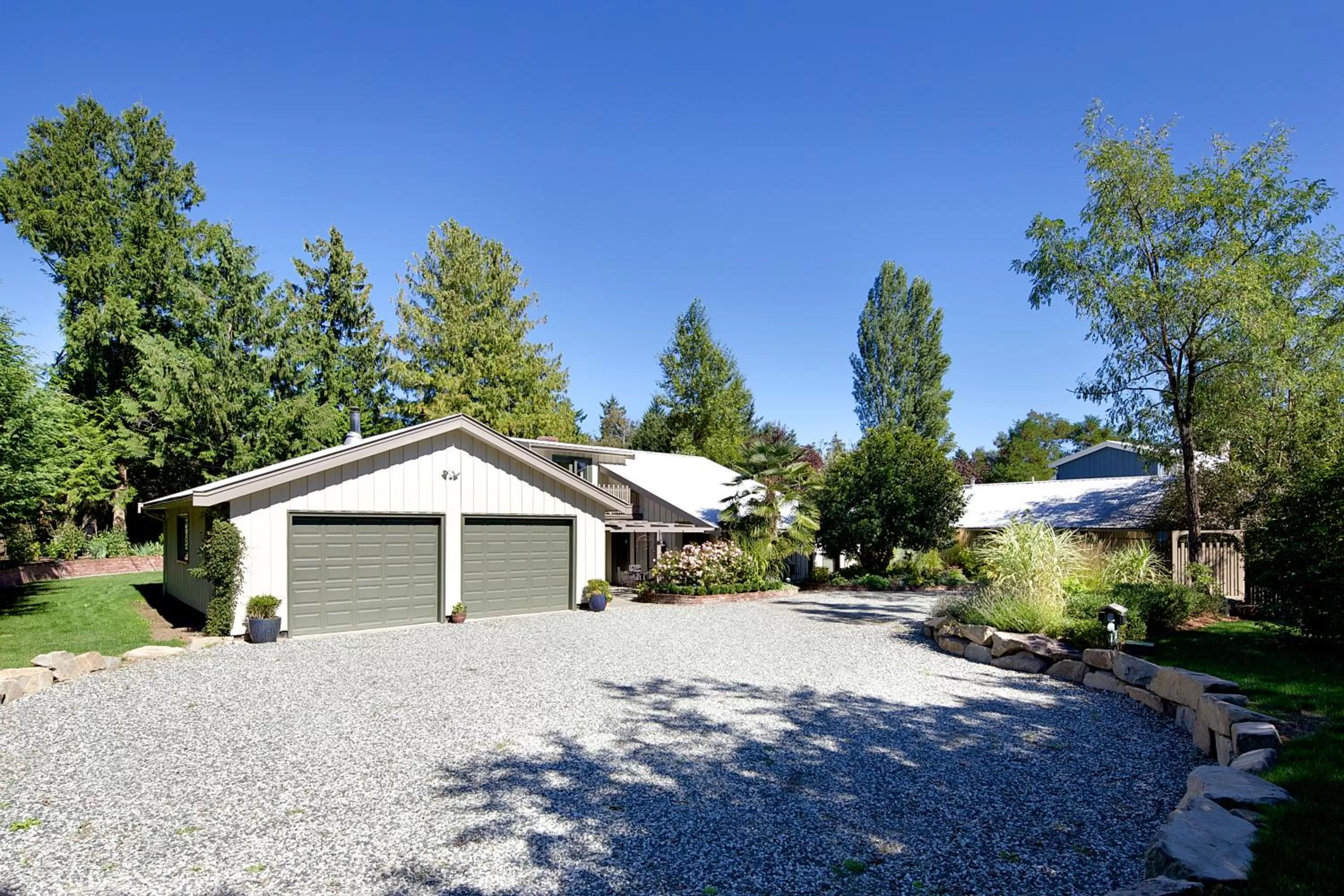 Facade/entrance, Property Building in Hedgerow House
