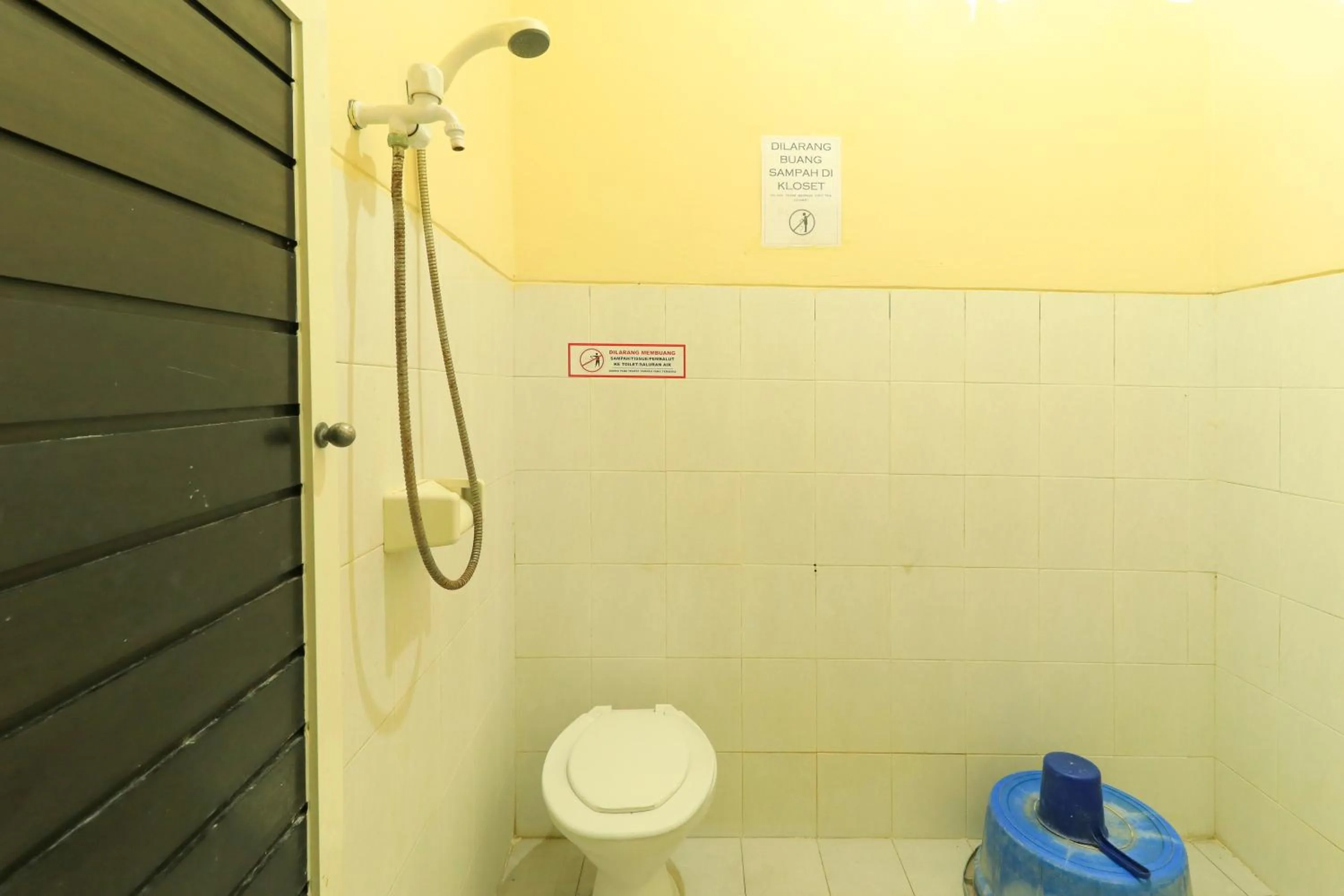 Shower in Penginapan Pondok Rizqi Syariah