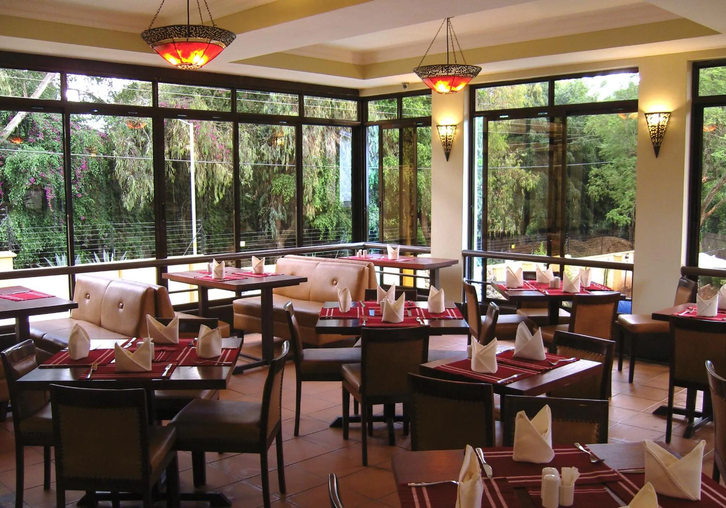 Restaurant/places to eat in Waridi Paradise Hotel and Suites