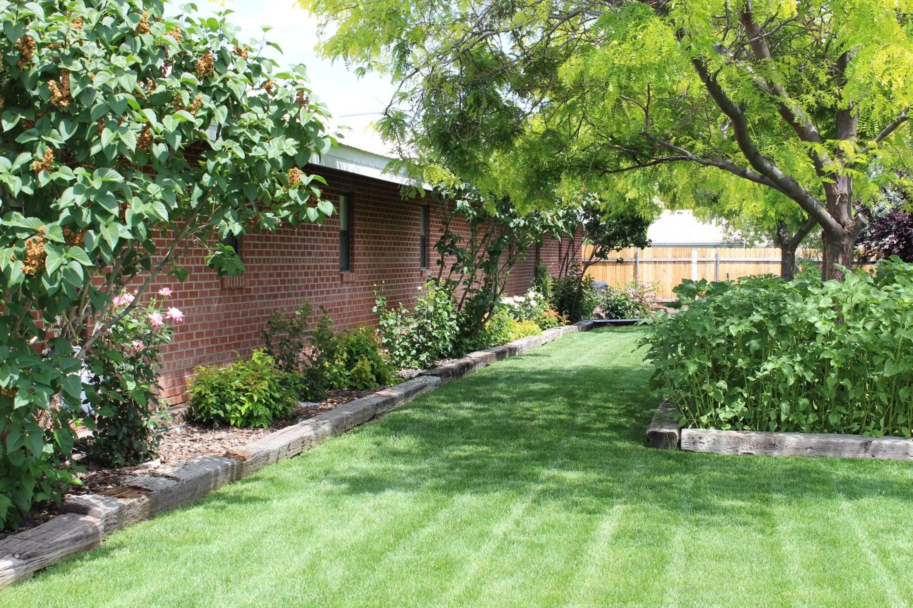 Garden in Ontario Inn