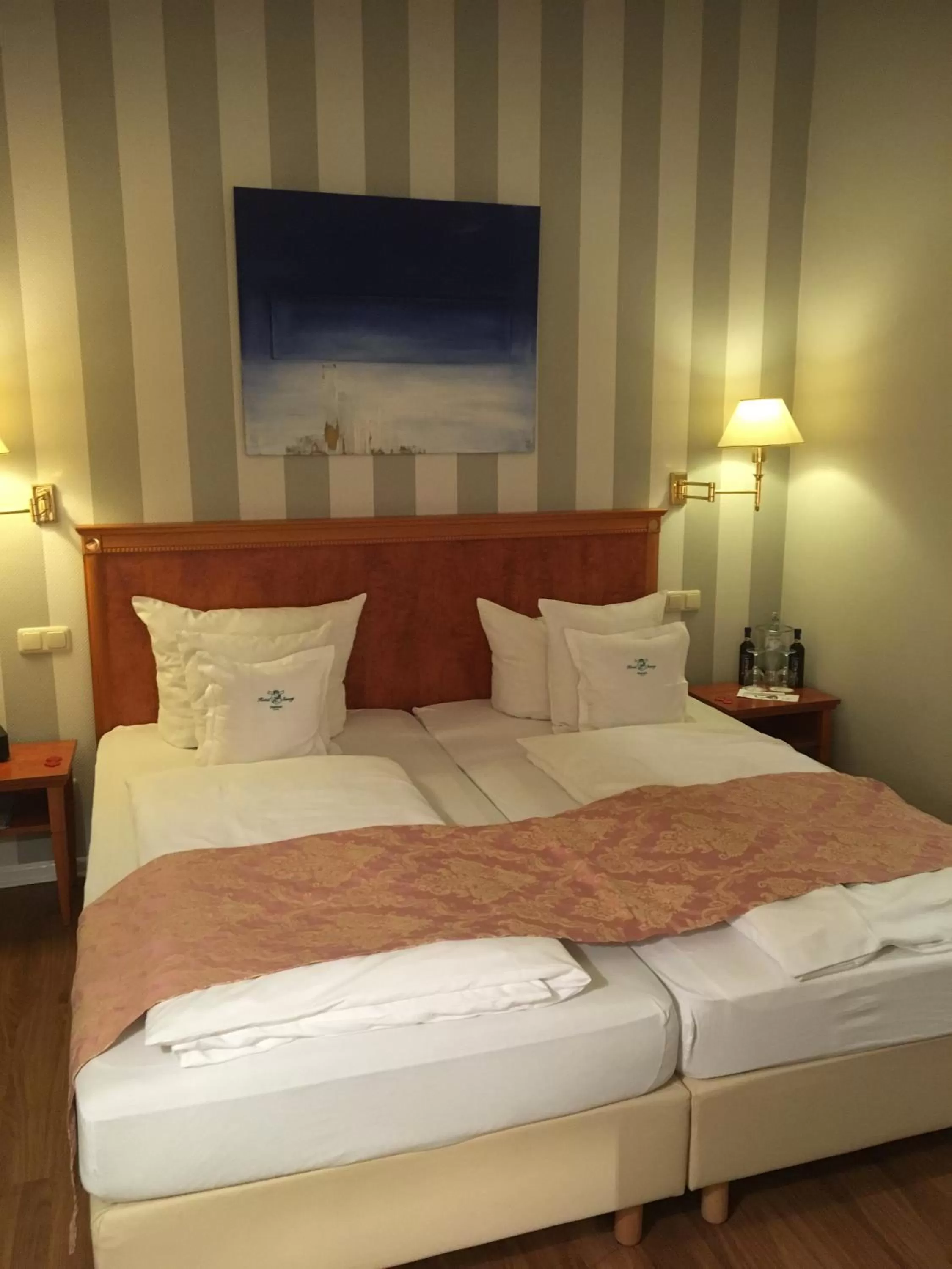 Photo of the whole room, Bed in Hotel Savoy Hannover