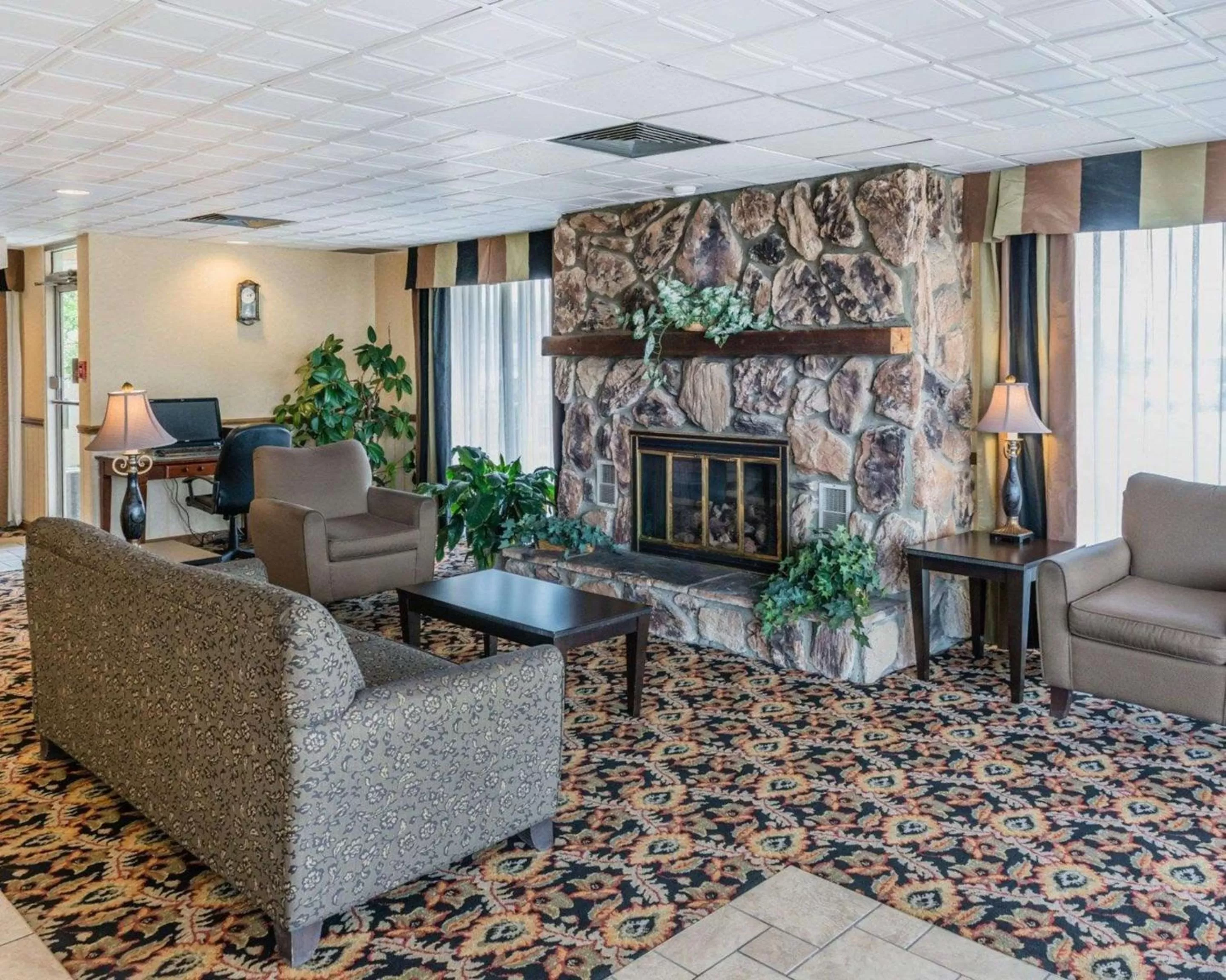 Lobby or reception in Rodeway Inn Mercer I-80
