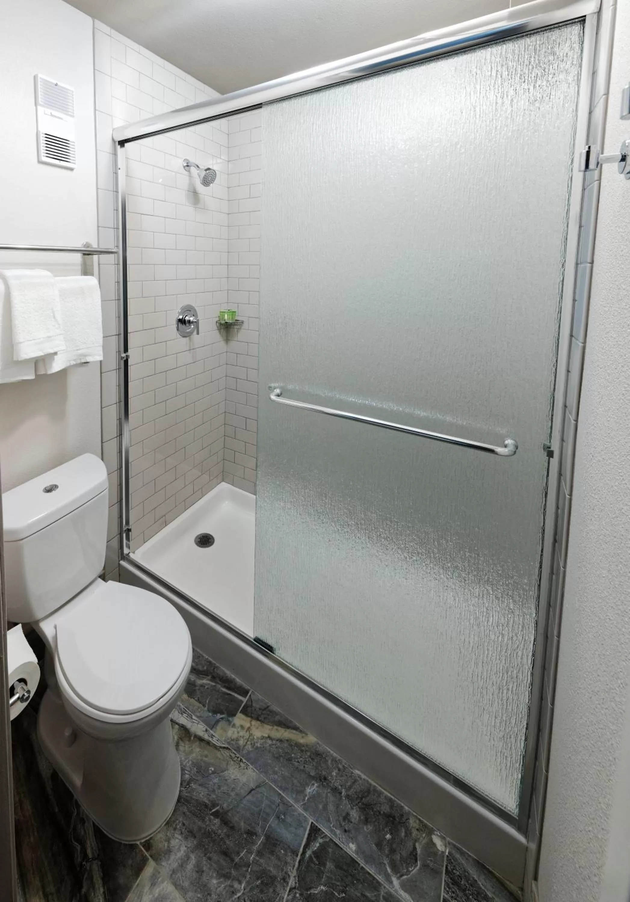 Shower in Silver Sevens Hotel & Casino